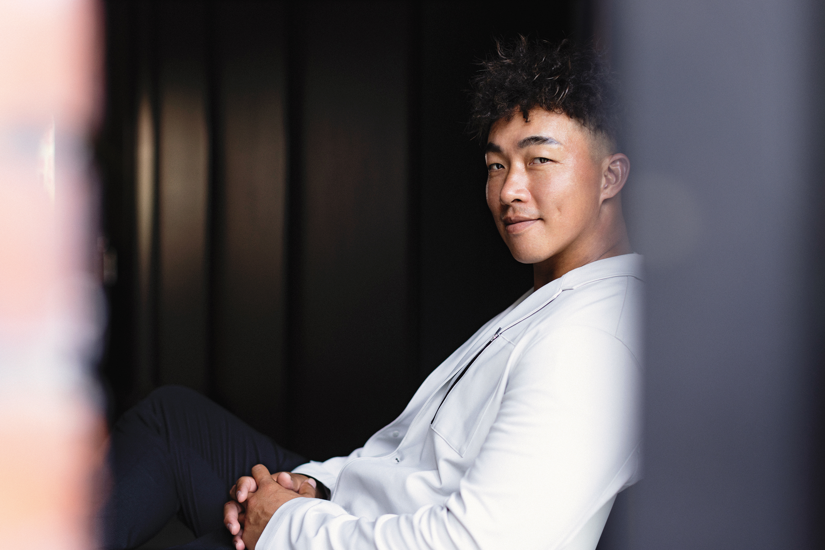 郭泓志有著強壯的身形、誇張的髮型，過去曾是最強終結者的他，首次主演電影時，覺得角色阿龍有一點像他：「就比較簡單一點的人。」