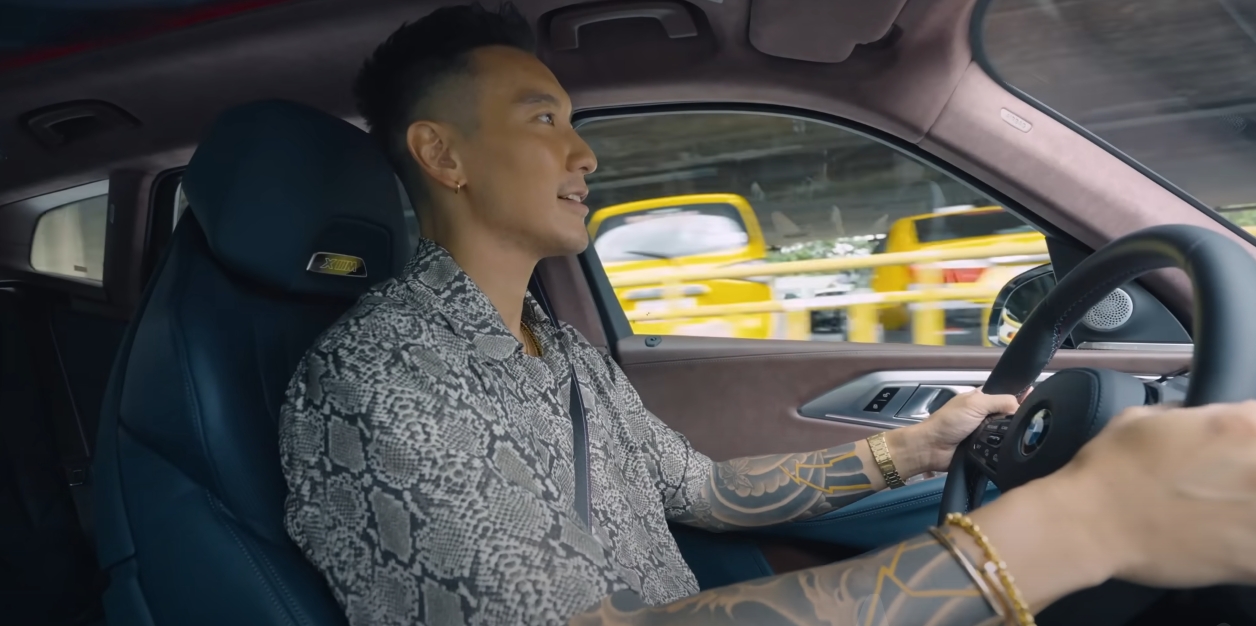 王陽明（圖）6月中旬試駕豪車「BMW XM」，在忠孝東路四段上駕駛時速破90公里，遭到警方逕行舉發。（翻攝自Empire MotorClub YouTube頻道）