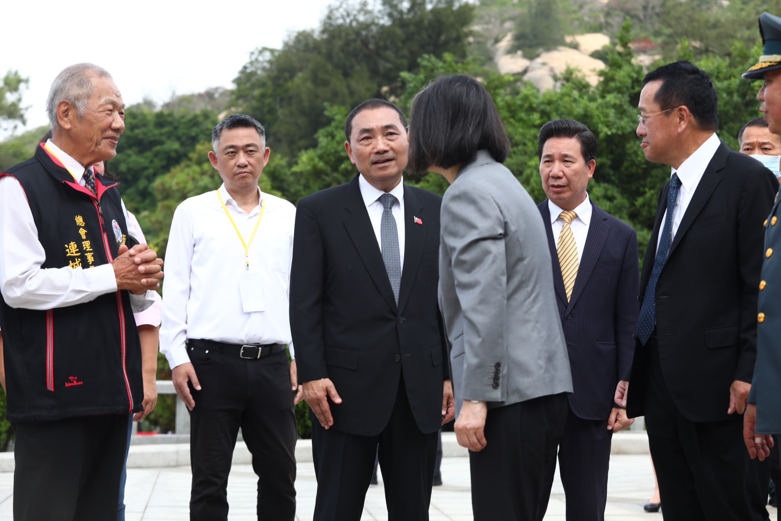 侯友宜赴金門參加追思祭悼典禮，難得與總統蔡英文碰面同框。