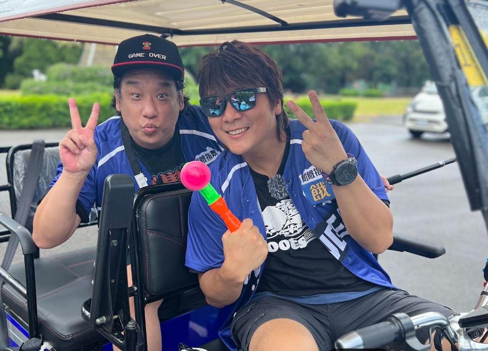 王仁甫（前）錄影當眾將阿龐（後）的褲子脫下來。（中視提供）