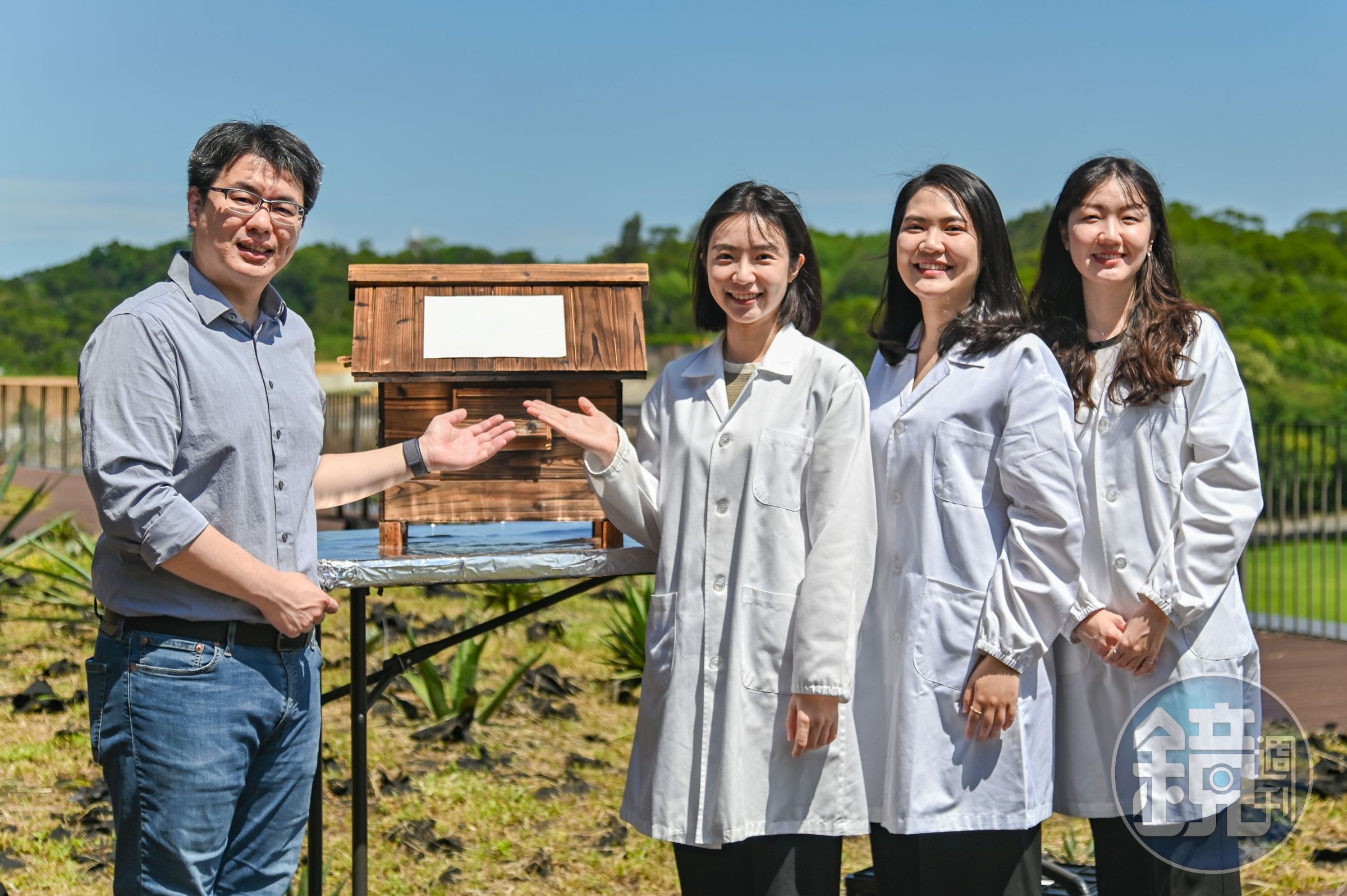 清華醫工所教授萬德輝（左起）帶領碩士生陳岱琪、藍品卉、博士生黃靖文研發出「超冷奈米纖維」。（清華大學提供）
