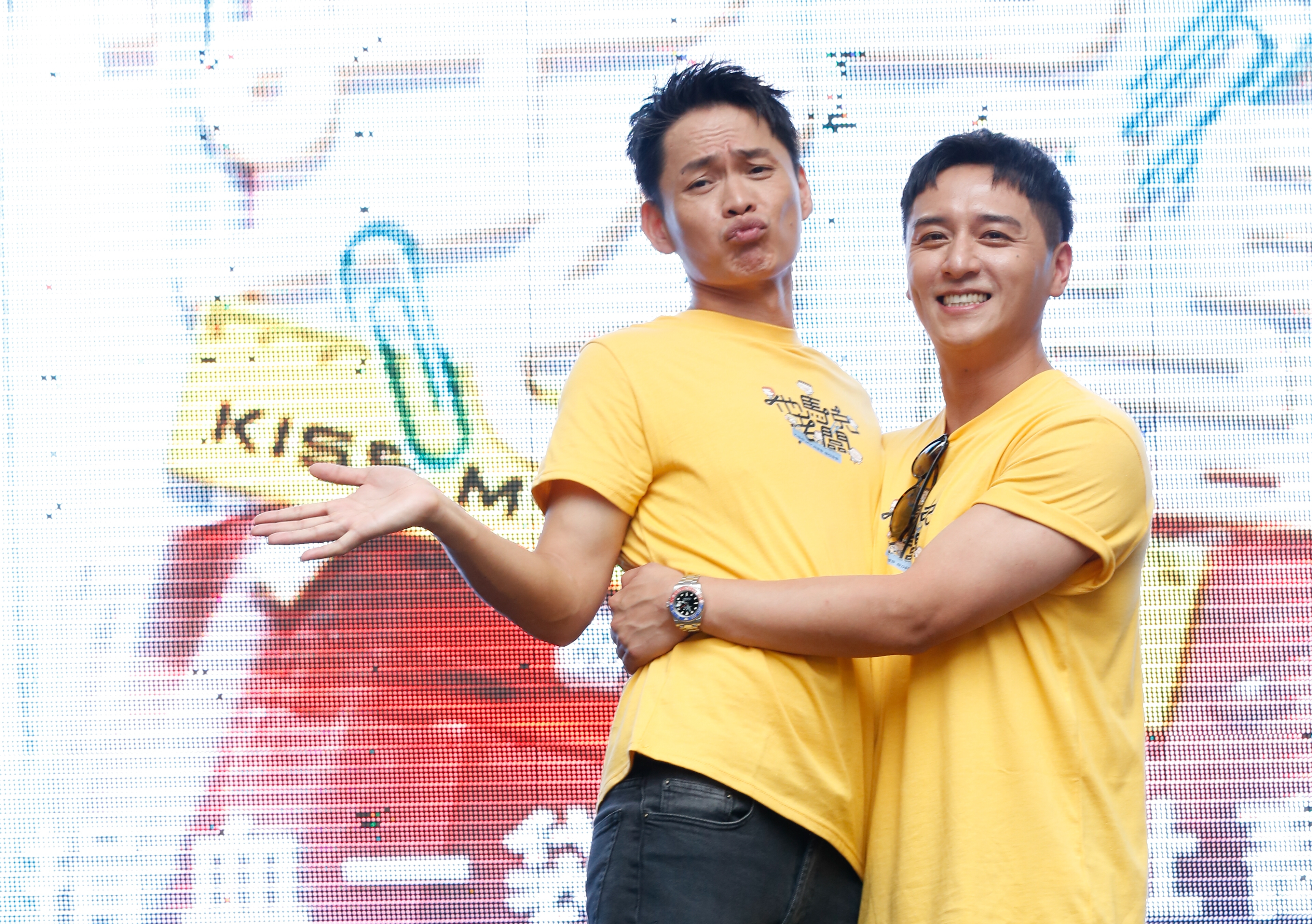鄭人碩（右）日前因打球意外擦傷右額，導致無法上妝，因此缺席電影宣傳。
