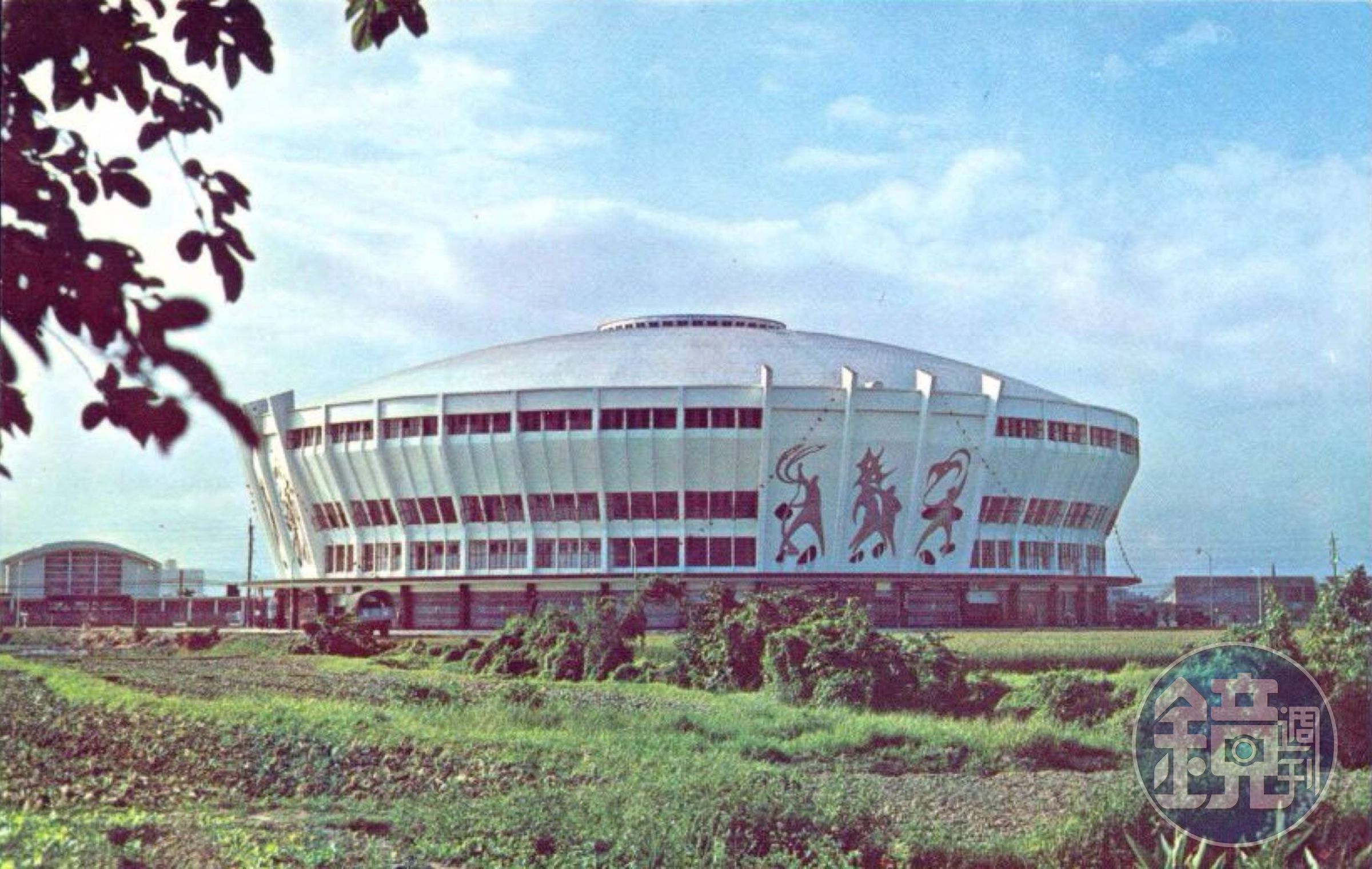 中華體育館曾是台北市最大的活動場館,1988年毀於大火後,土地產權糾紛開發卡關閒置逾35年,如今成為北市捷運站周邊規模最大的爛尾基地。(翻攝張哲生臉書)