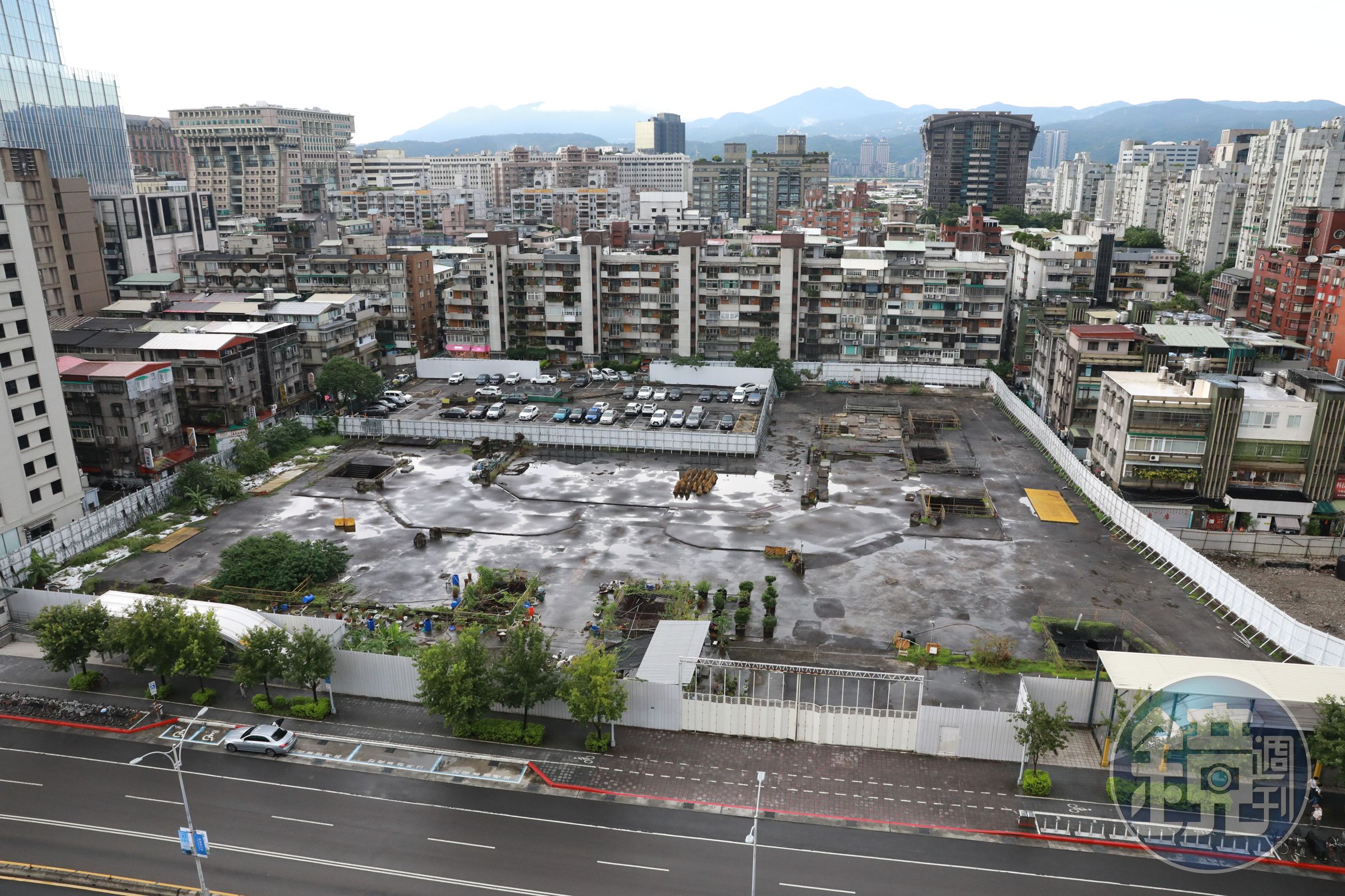 中華體育館原基地爛尾逾30年,6月底一起塗銷所有權官司判決大逆轉,基地左北角800坪(停車場)住宅用地開發露出曙光,重建可創造70億商機。