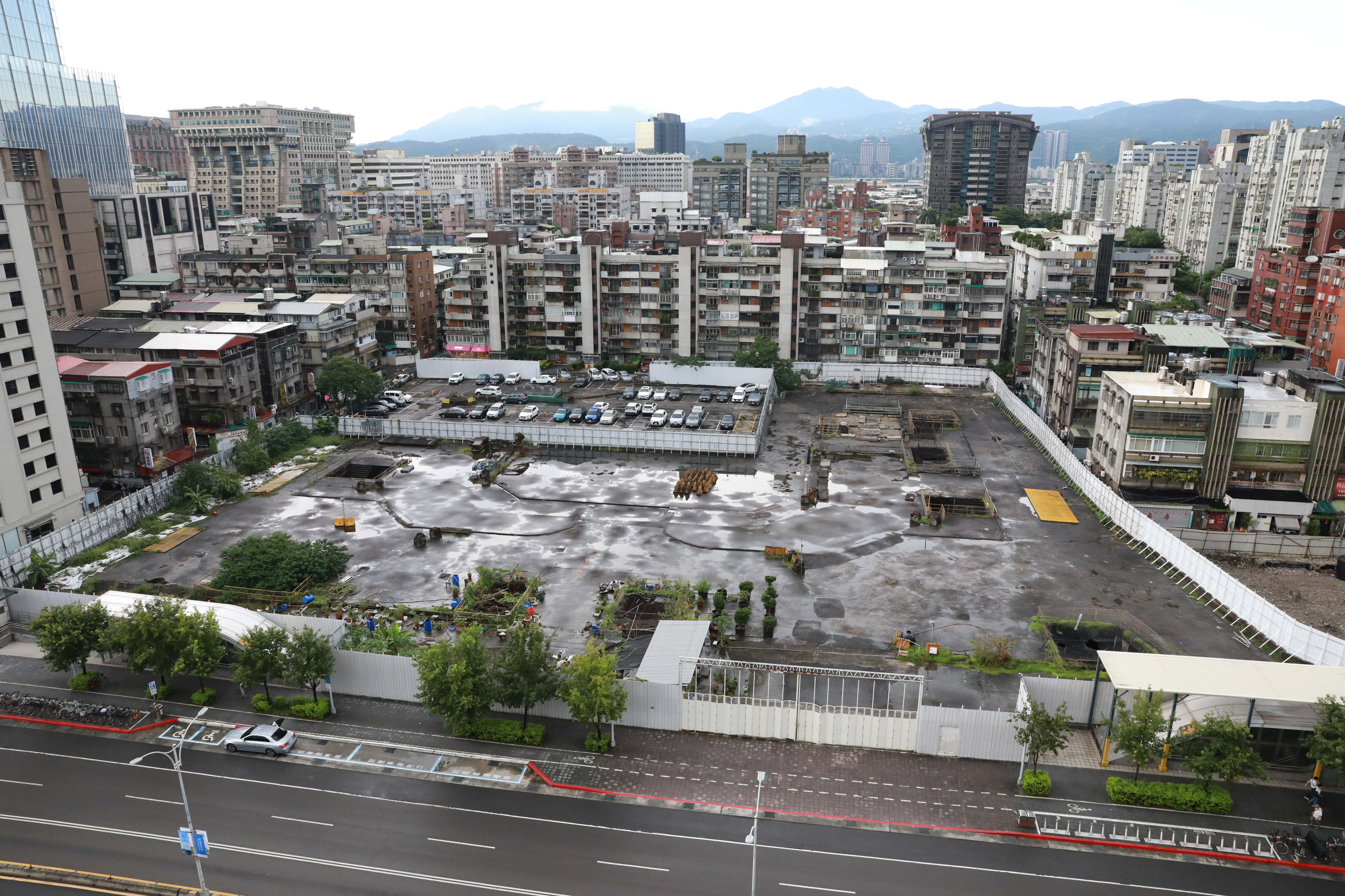 中華體育館原基地爛尾逾30年，6月底一起塗銷所有權官司判決大逆轉，基地左北角800坪（停車場）住宅用地開發露出曙光，重建可創造70億商機。