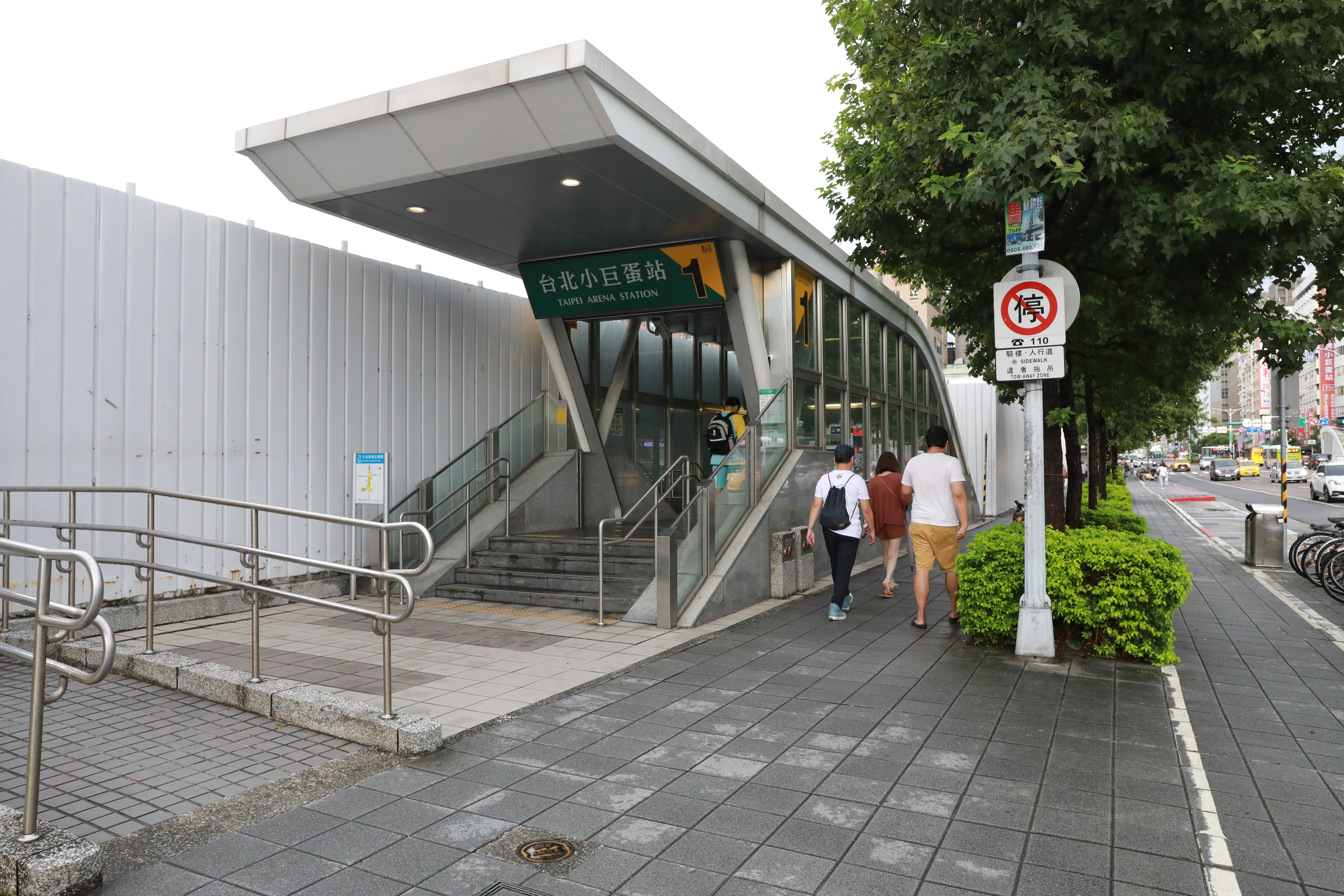 中華體育館基地緊鄰捷運小巨蛋站二個出口、基地具完整街廓，房產專家認為，幾乎是北市絕無僅有的鑽石級素地。