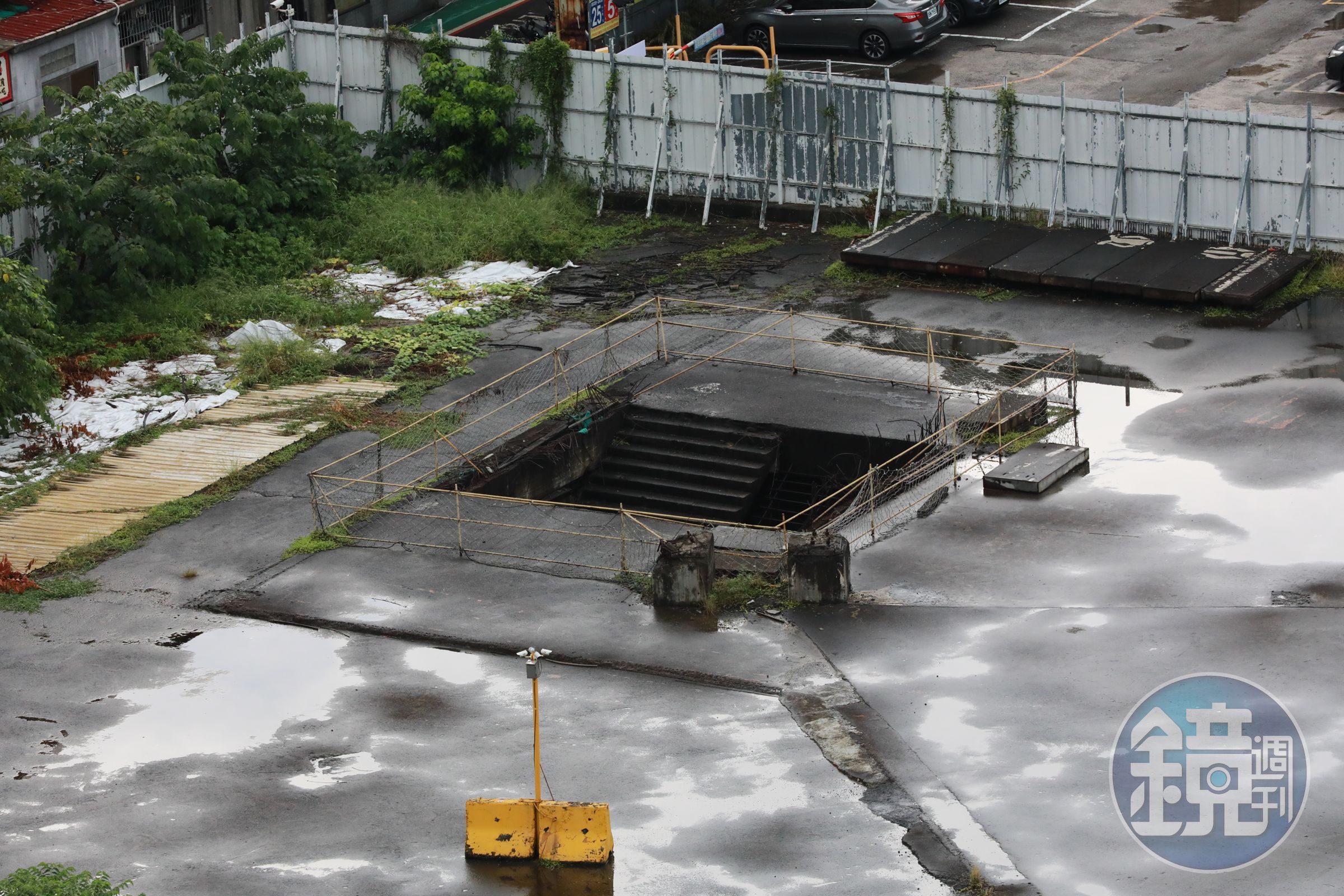 中華體育館重建無望,1999年只蓋完連續壁及地下室就停工,留下工作井後淪為廢墟。