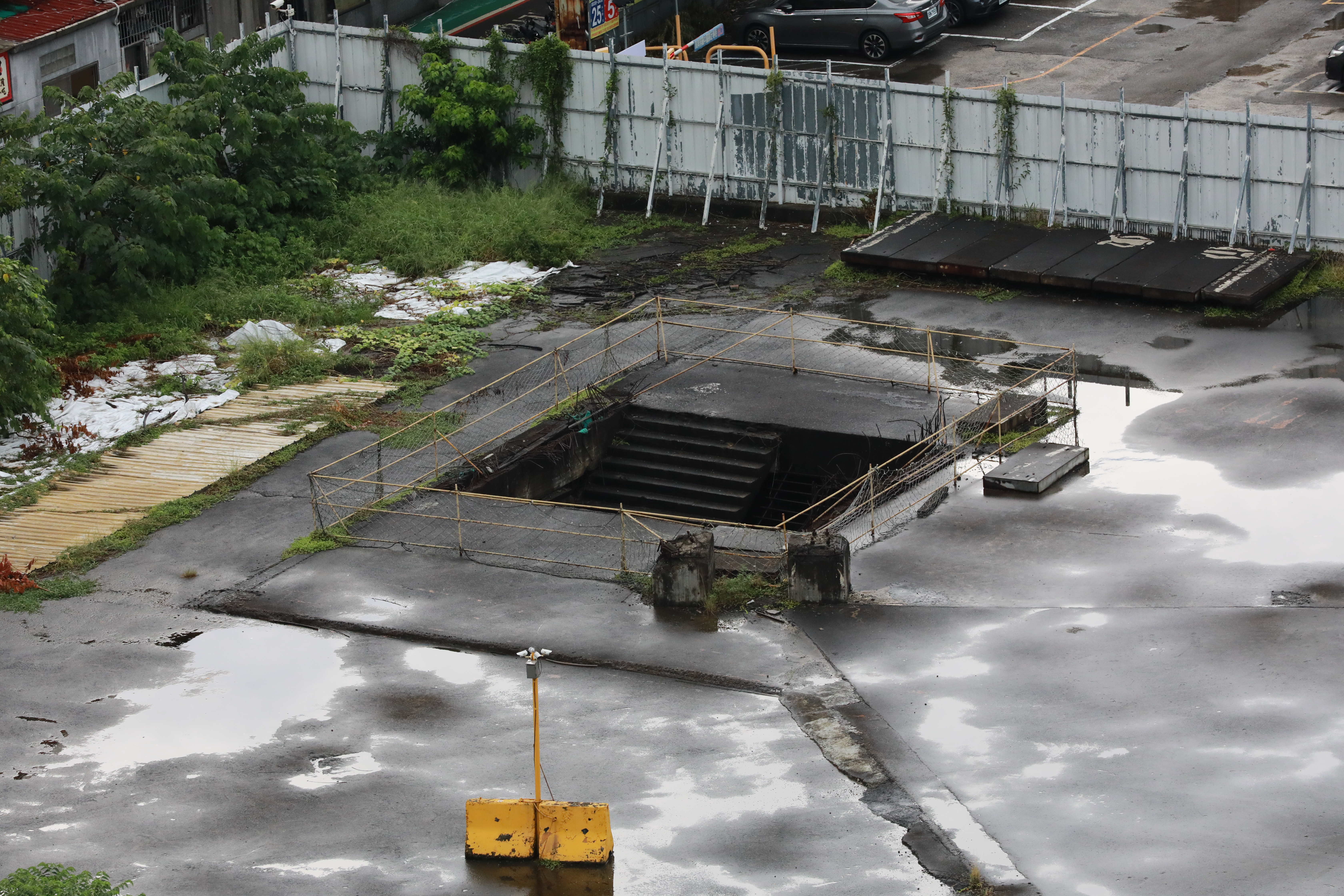 中華體育館重建無望，1999年只蓋完連續壁及地下室就停工，留下工作井後淪為廢墟。