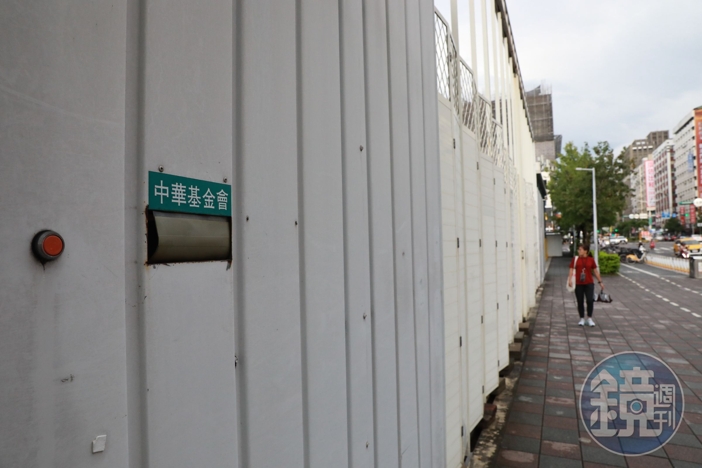 房產界人士直言,「土地開發被註記,地主(中華基金會)等於是被市政府掐住脖子。」