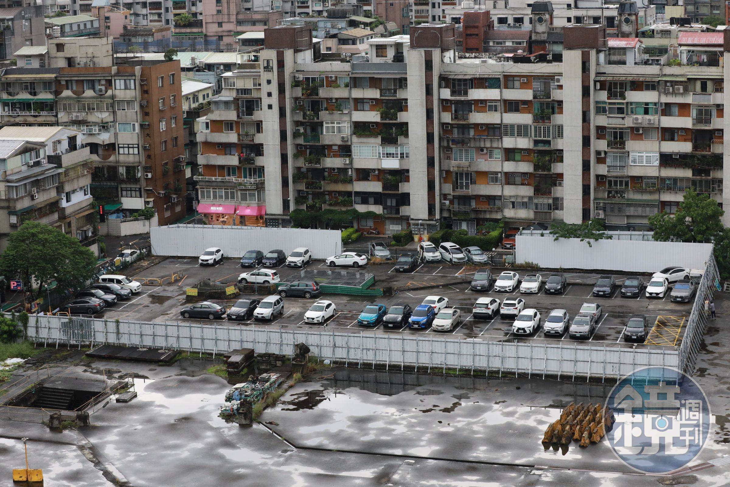 北市教育局在該基地土地拍賣時曾去函法院,要求新地主將土地用在公益事業,並主張加註公益條款用途也在避免買賣糾紛,不料卻意外成為重新開發的緊箍咒。