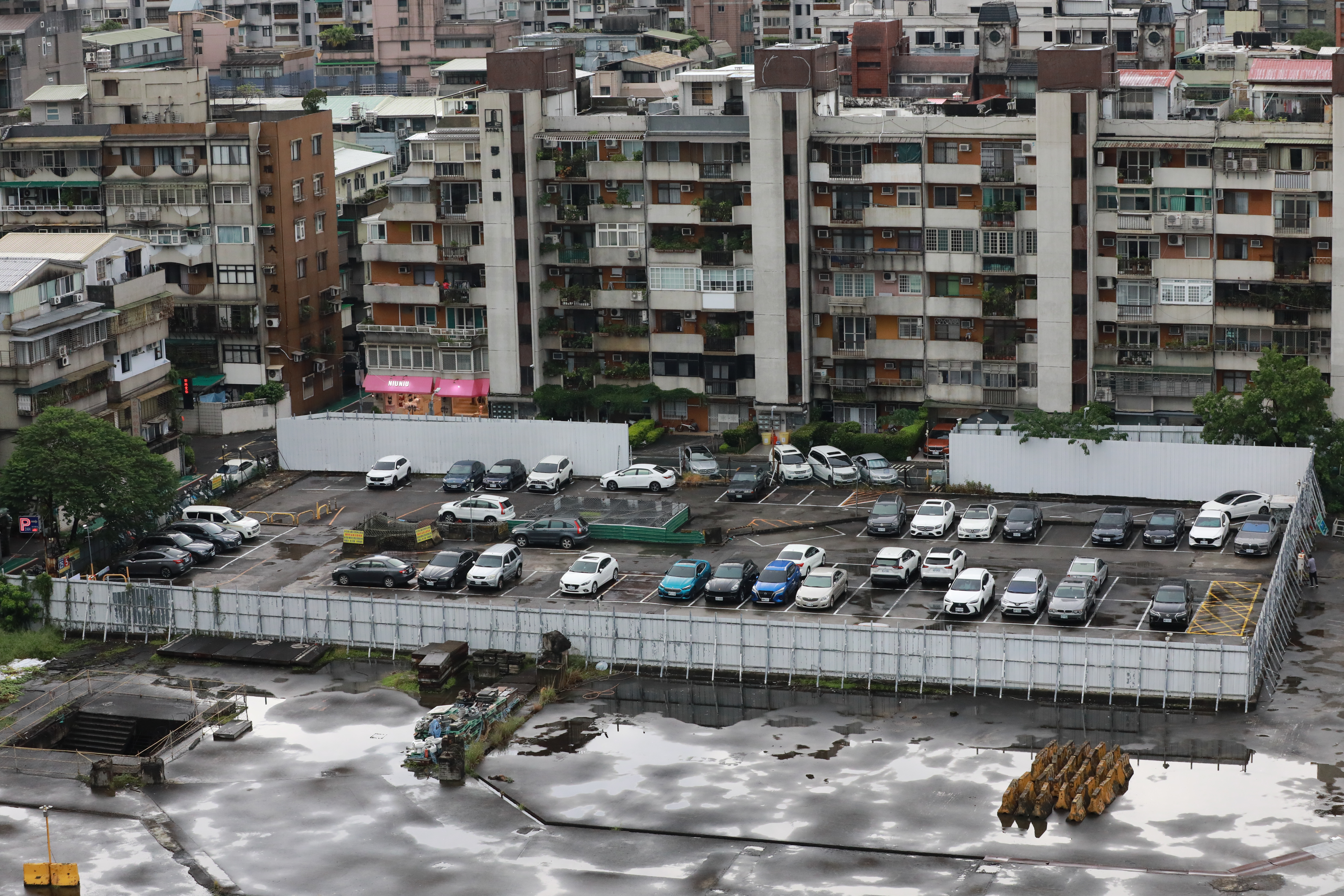 北市教育局在該基地土地拍賣時曾去函法院，要求新地主將土地用在公益事業，並主張加註公益條款用途也在避免買賣糾紛，不料卻意外成為重新開發的緊箍咒。