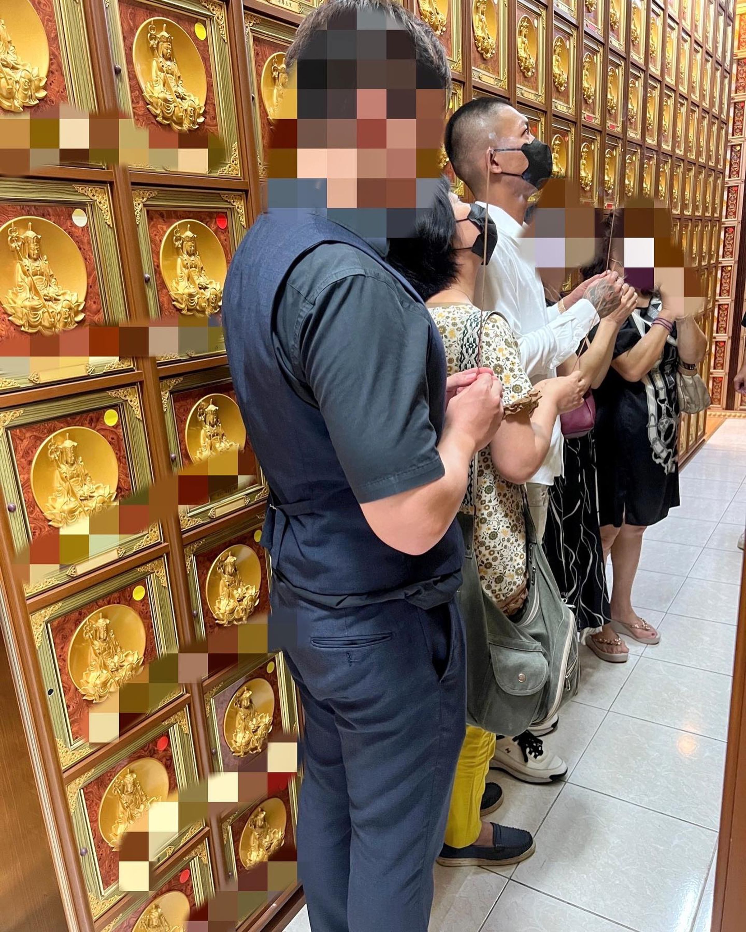 鳳梨到遭詐騙阿嬤的靈骨塔上香。（翻攝自鳳梨臉書）