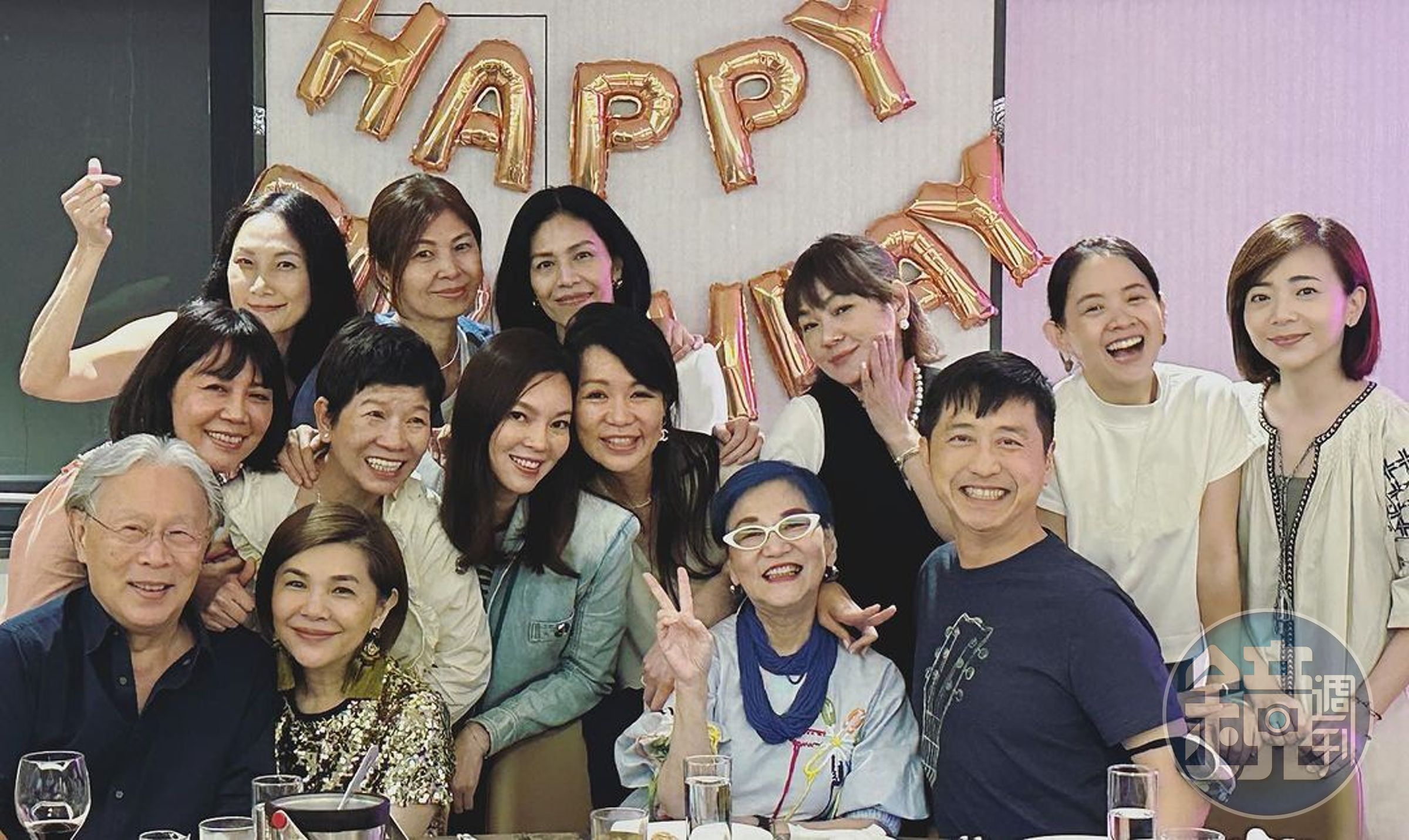 曾馨瑩(第二排左三)出席張小燕75歲生日宴。(翻攝vickytung076 IG)
