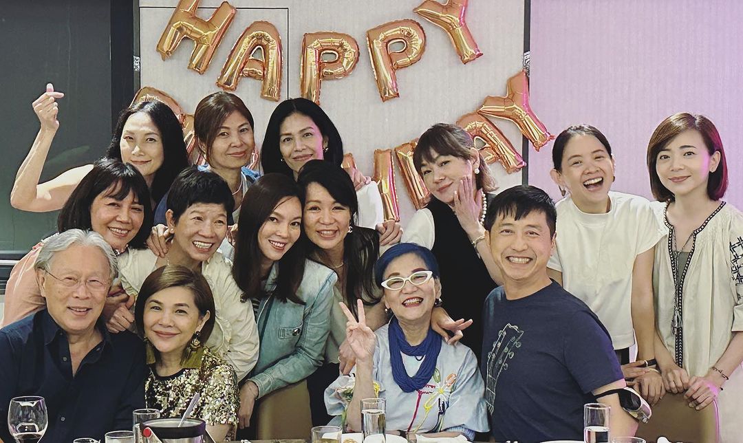 曾馨瑩(第二排左三)出席張小燕75歲生日宴。(翻攝vickytung076 IG)