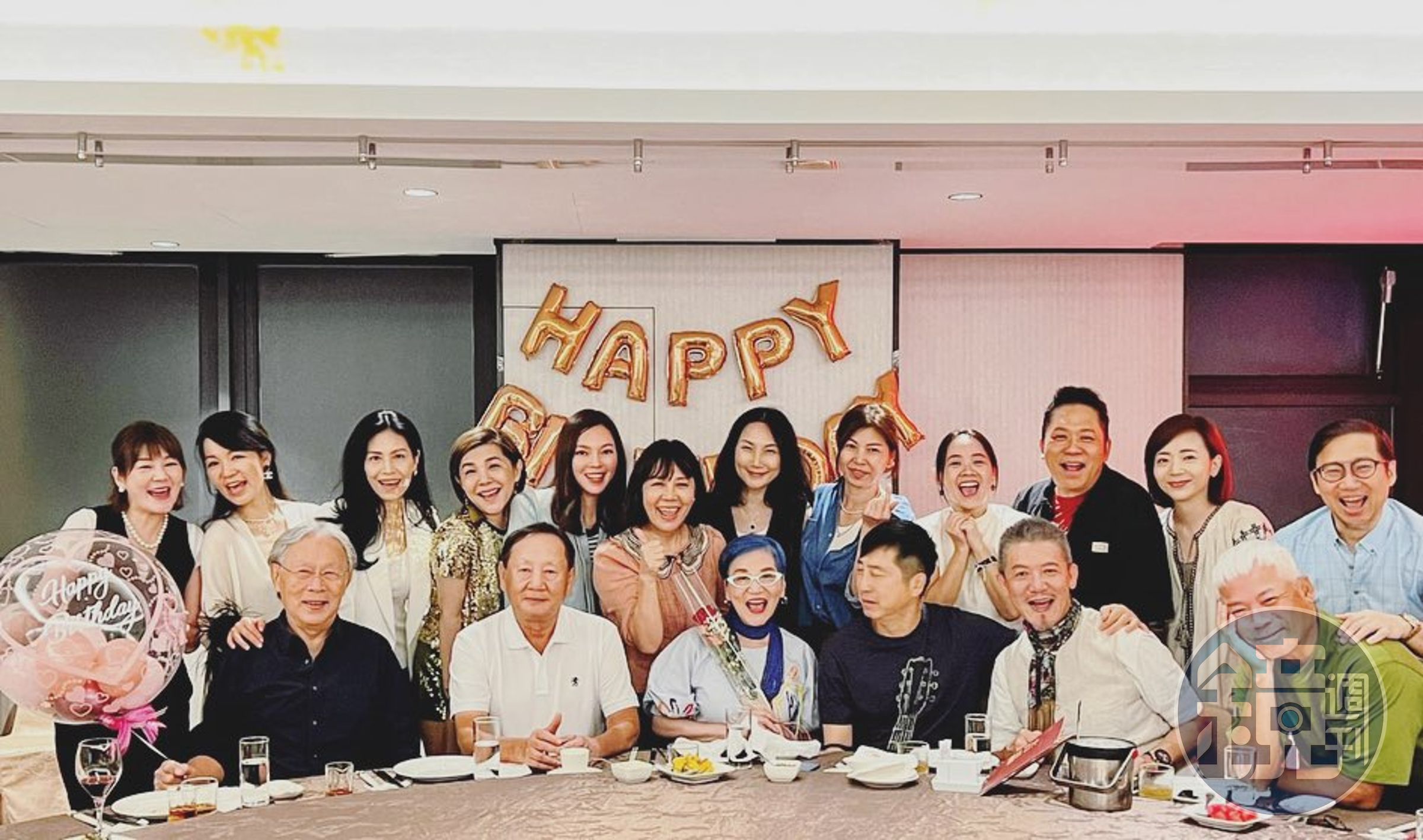 曾馨瑩(後排左五)參加張小燕生日宴,好心情全寫在臉上。(翻攝vickytung076 IG)