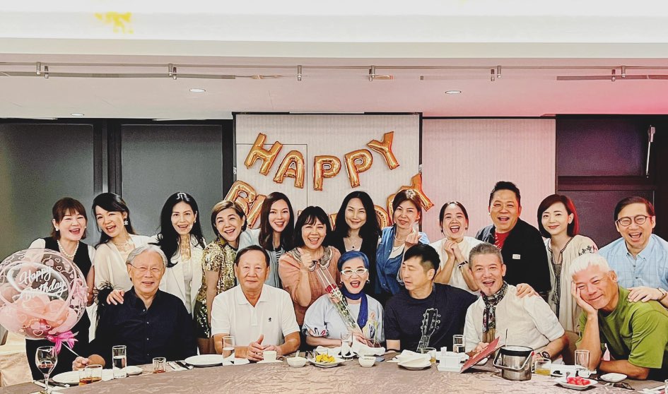 曾馨瑩(後排左五)參加張小燕生日宴,好心情全寫在臉上。(翻攝vickytung076 IG)