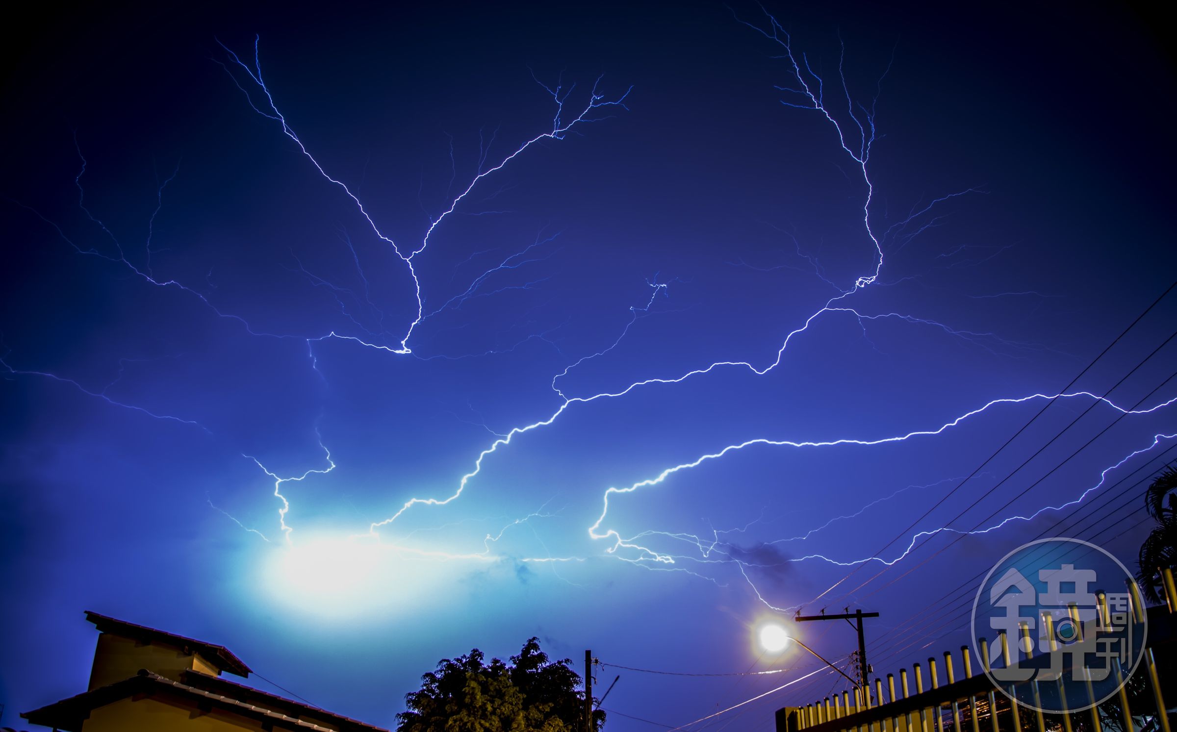 夏季經常下起午後雷陣雨,台電指出建議民眾可以裝設突波插座或在雷擊時拔除電器插座,皆可防止雷擊造成電器壞掉。(示意圖,取自Pexels)