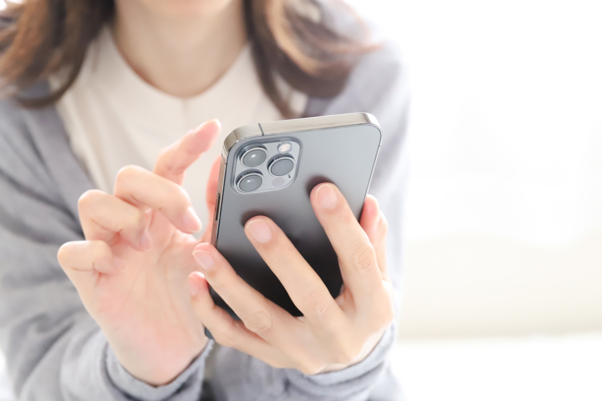 網友發覺公司新來的同事在LINE發言時常加上「弱弱的問」,令她覺得很吵。(示意圖,photoAC)