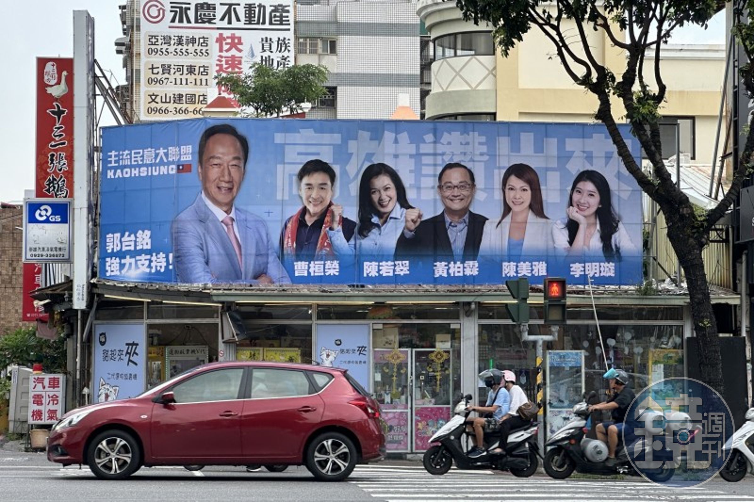 高雄市出現一面5名藍營立委參選人與郭合掛的看板,引發黨內議論。(讀者提供)
