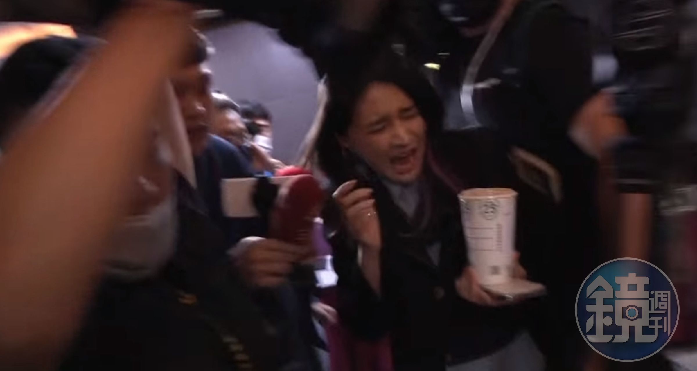 賴品妤被男記者貼身緊追問問題，過程中疑似發生推擠導致她撞到攝影腳架後跌倒。（翻攝自臉書）