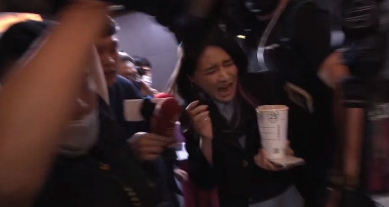 賴品妤被男記者貼身緊追問問題,過程中疑似發生推擠導致她撞到攝影腳架後跌倒。(翻攝自臉書)