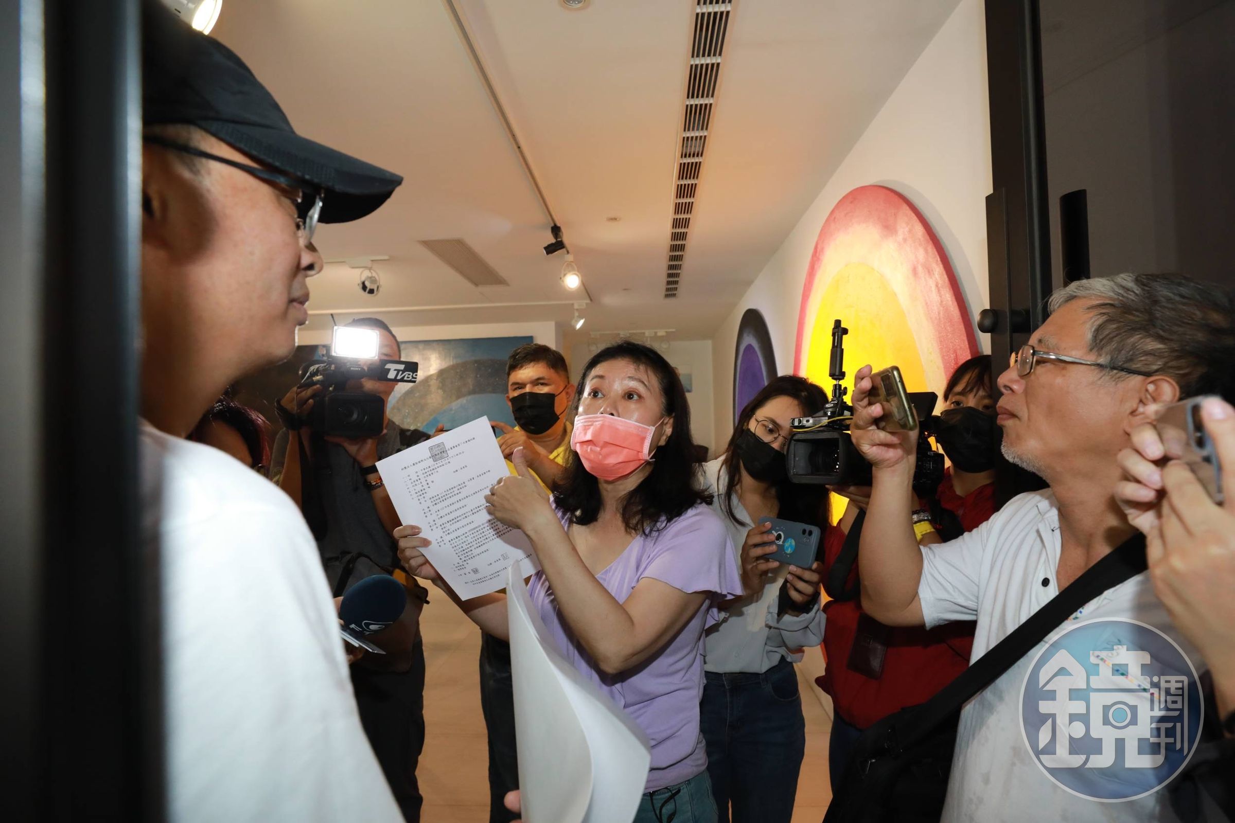 大師畫家蕭勤的學生(左)今要接師母Monica回奧地利,遭基金會人員拿文件阻擋。