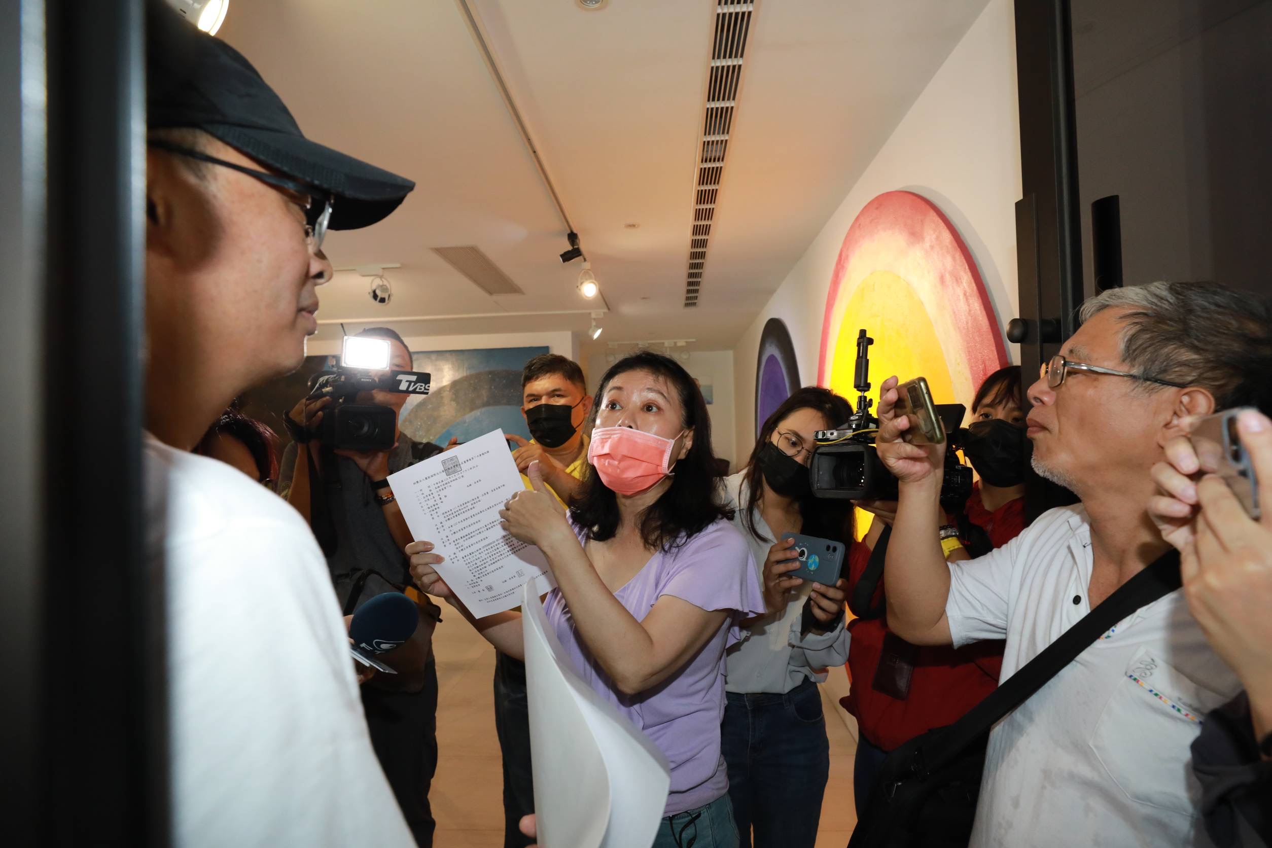 大師畫家蕭勤的學生（左）今要接師母Monica回奧地利，遭基金會人員拿文件阻擋。