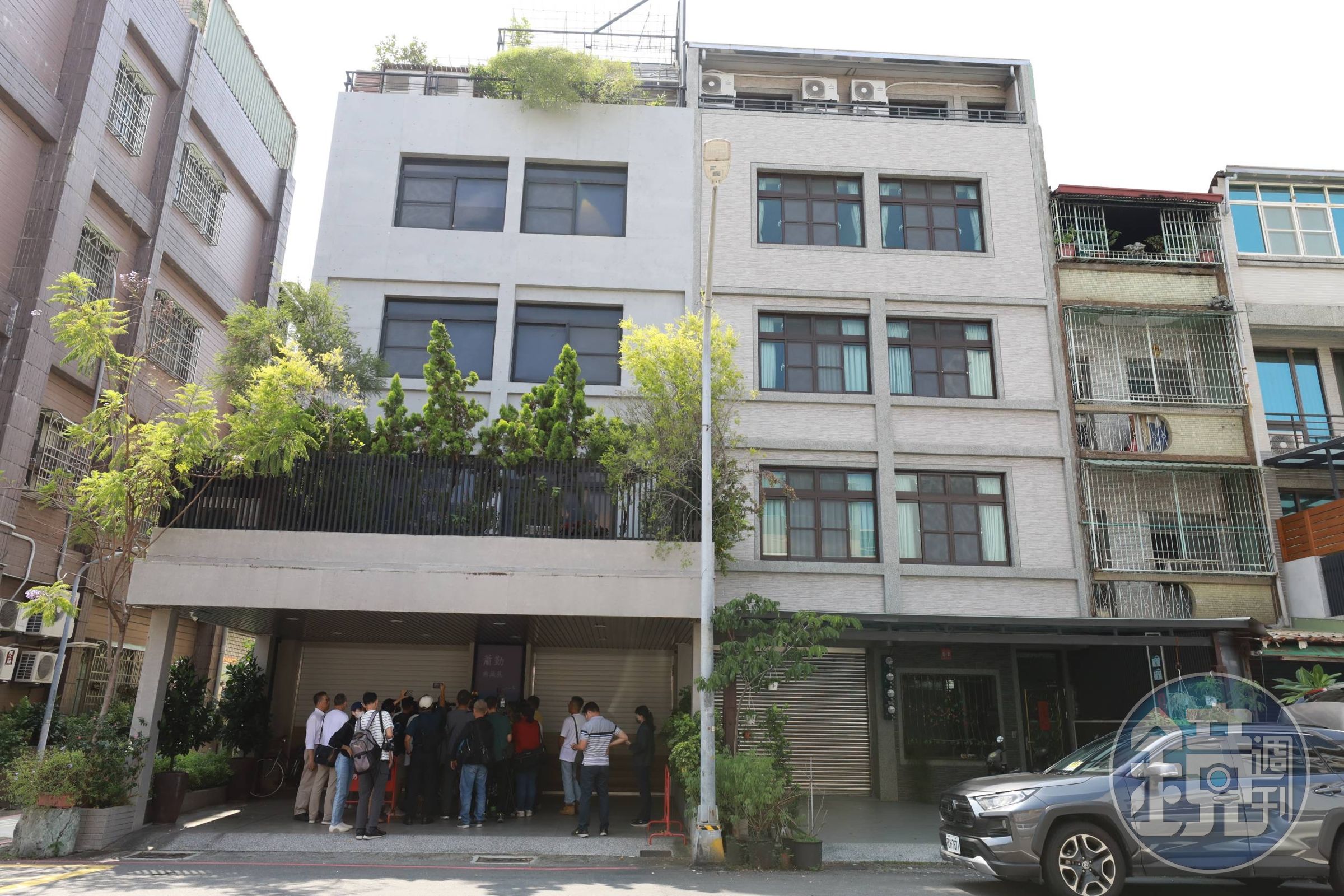 蕭勤遺孀Monica住在蕭勤基金會執行長吳素琴名下的4,000透天庴(左)內,無法自由決定是否出門。