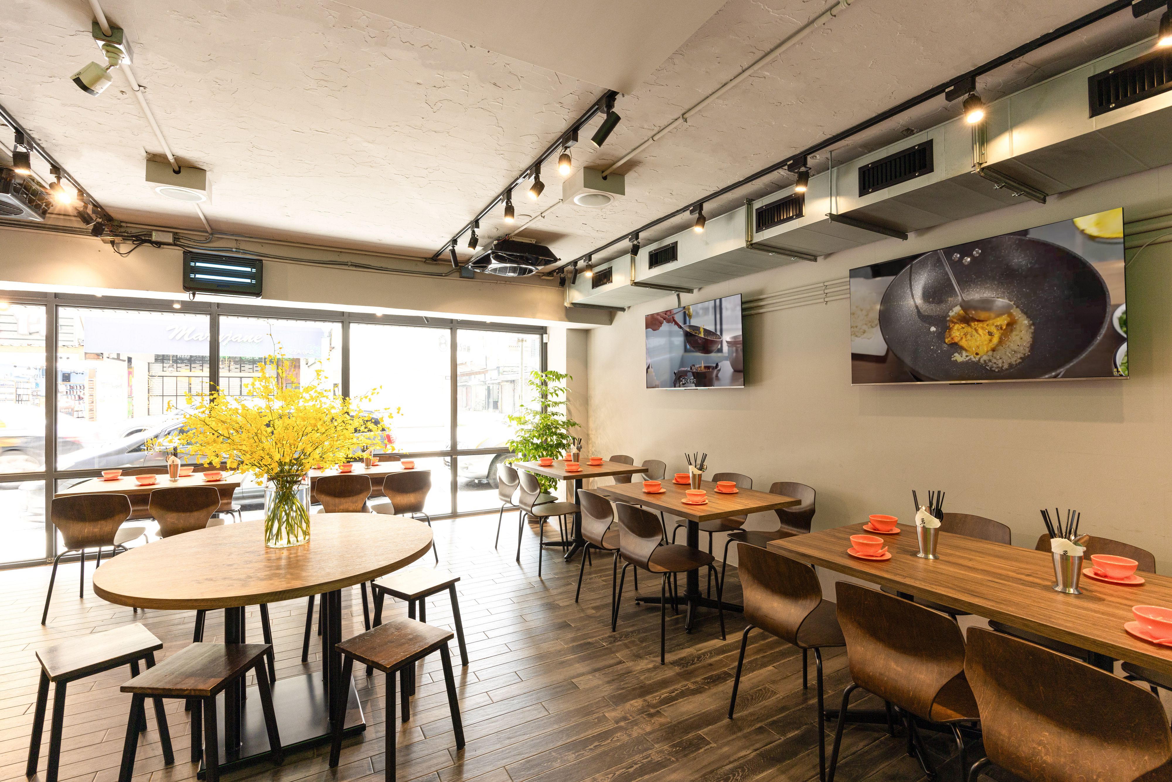 用餐空間走輕工業風，餐桌間距不會太擁擠。