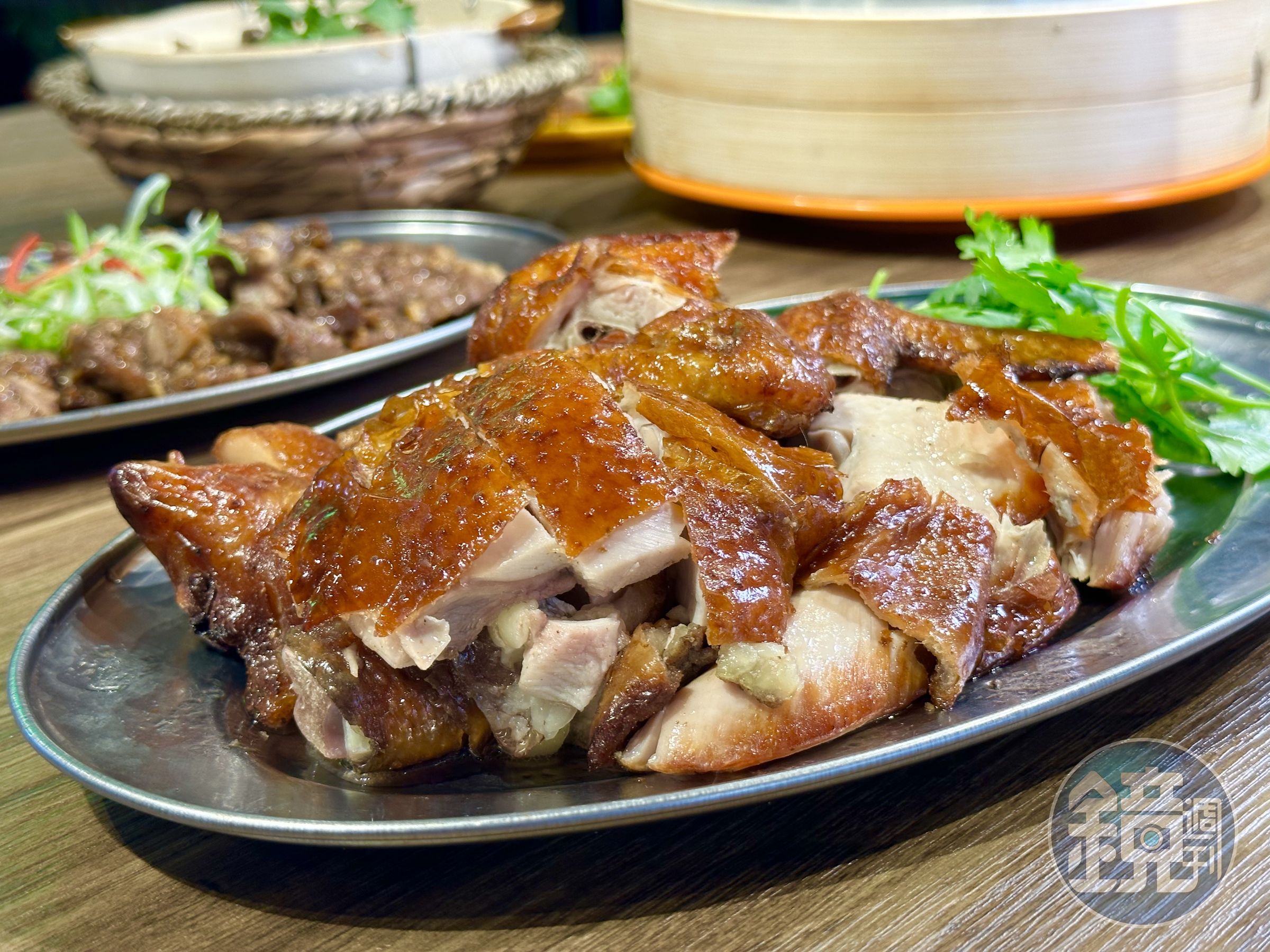 「招牌脆皮雞」雞皮香脆不油，肉質鮮嫩有味，沾椒鹽吃更能帶出肉甜。（660元／半隻）