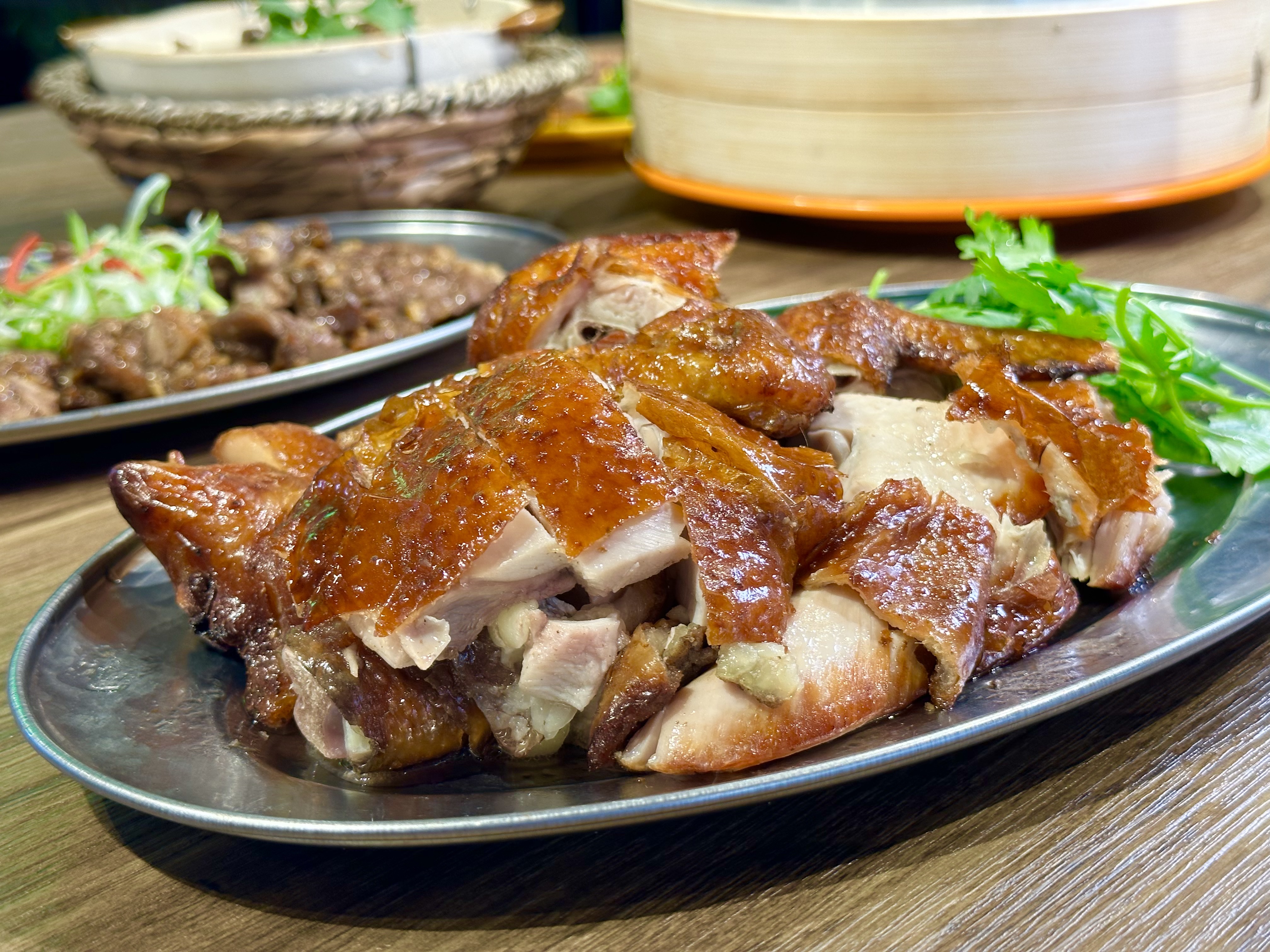 「招牌脆皮雞」雞皮香脆不油，肉質鮮嫩有味，沾椒鹽吃更能帶出肉甜。（660元／半隻）