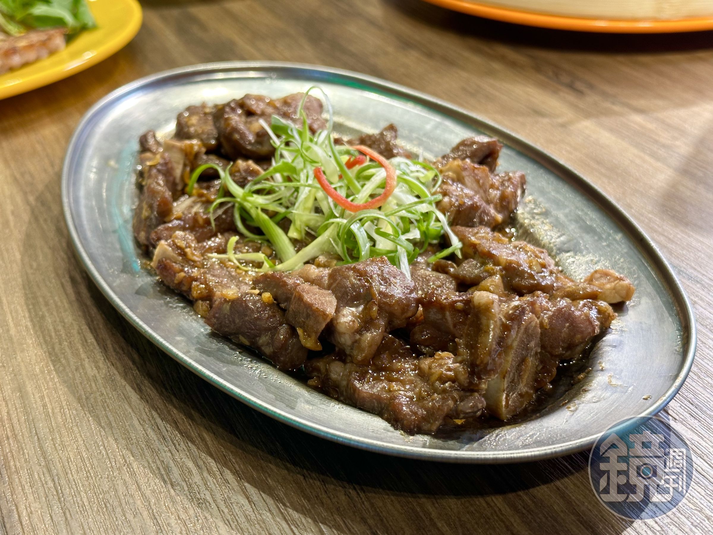 「金銀蒜蒸牛仔骨」5分熟的牛小排肉軟嫩入味，很配飯。（480元／份）