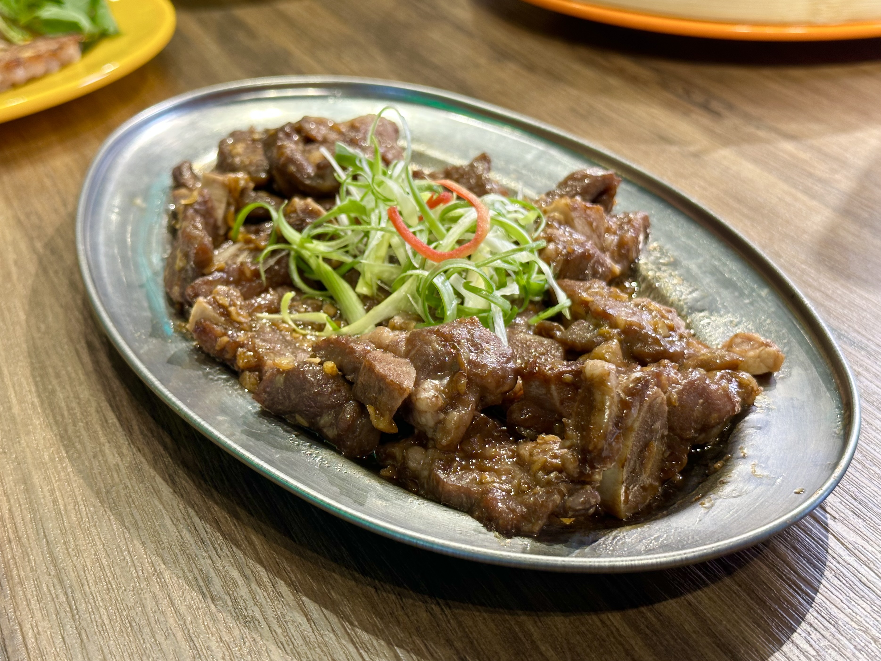 「金銀蒜蒸牛仔骨」5分熟的牛小排肉軟嫩入味，很配飯。（480元／份）