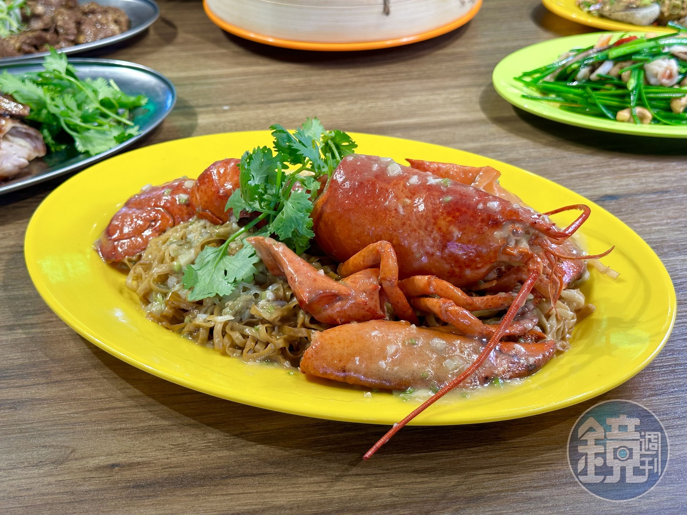 「波士頓龍蝦撈麵」蝦肉新鮮彈脆，廣式粗麵吸滿醬香。（1,380元／份）