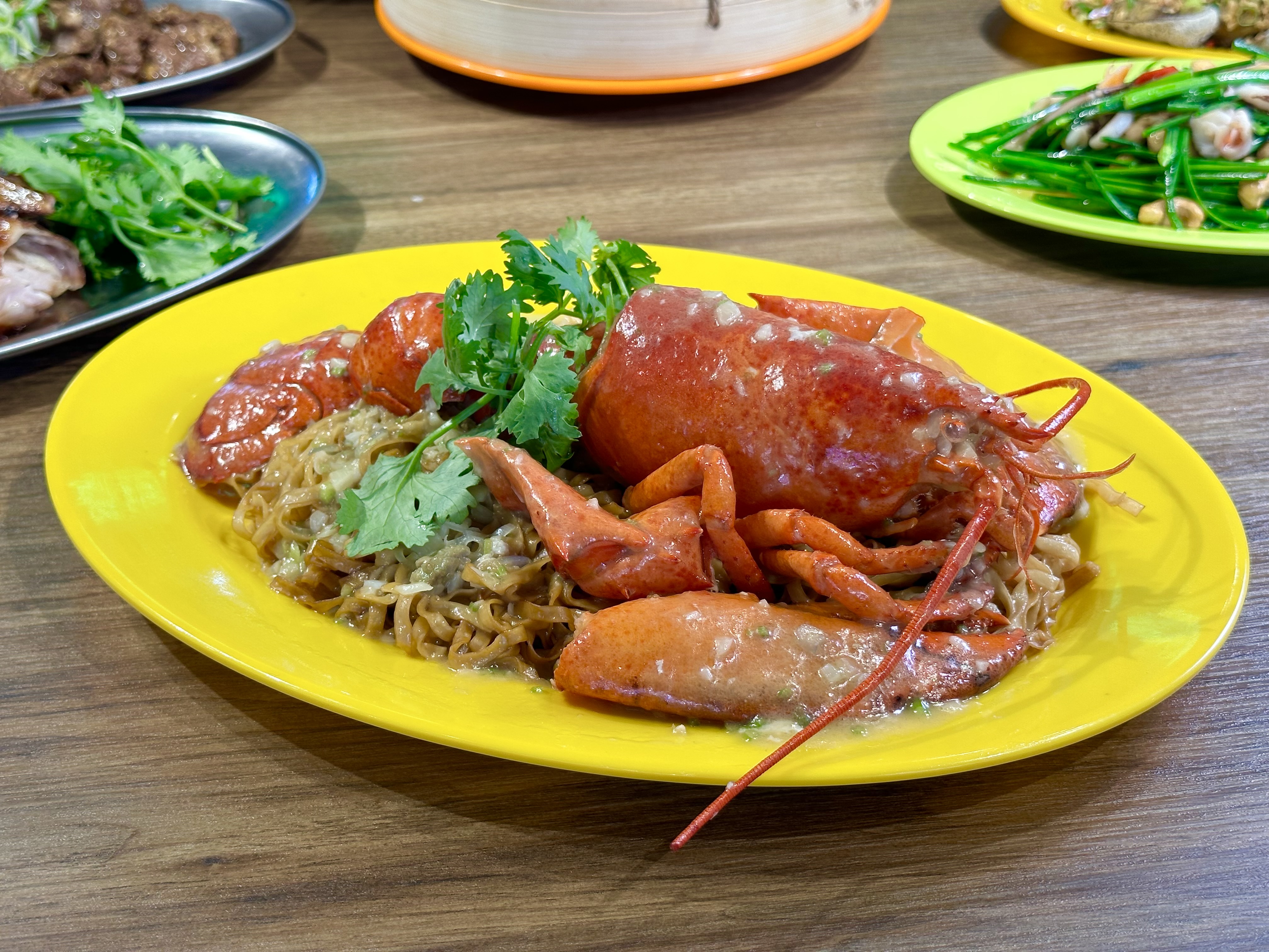 「波士頓龍蝦撈麵」蝦肉新鮮彈脆，廣式粗麵吸滿醬香。（1,380元／份）
