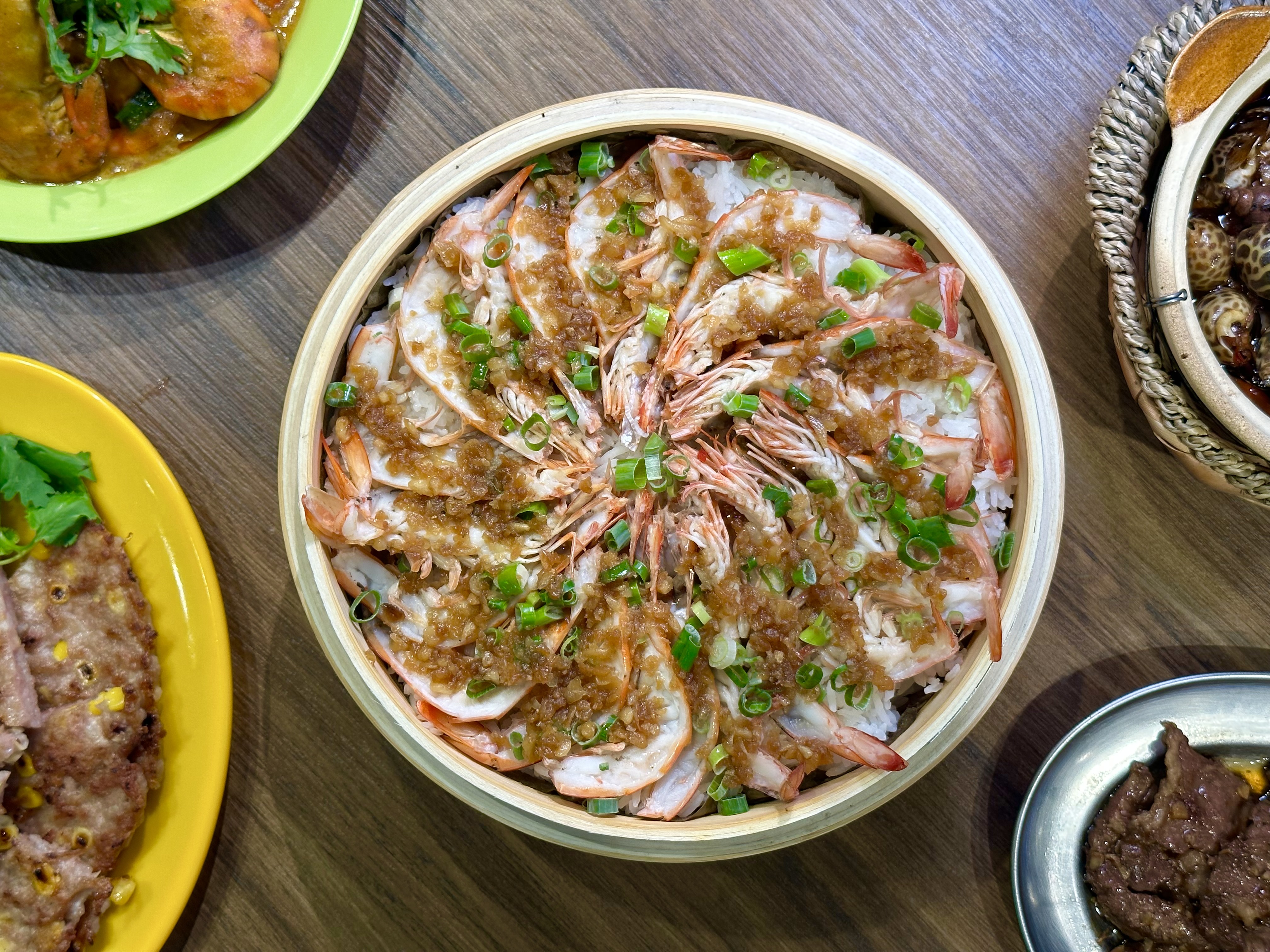 「籠仔蒜蓉蒸蝦飯」米飯吸飽白蝦的鮮味和蒜蓉香氣。（680元／份）