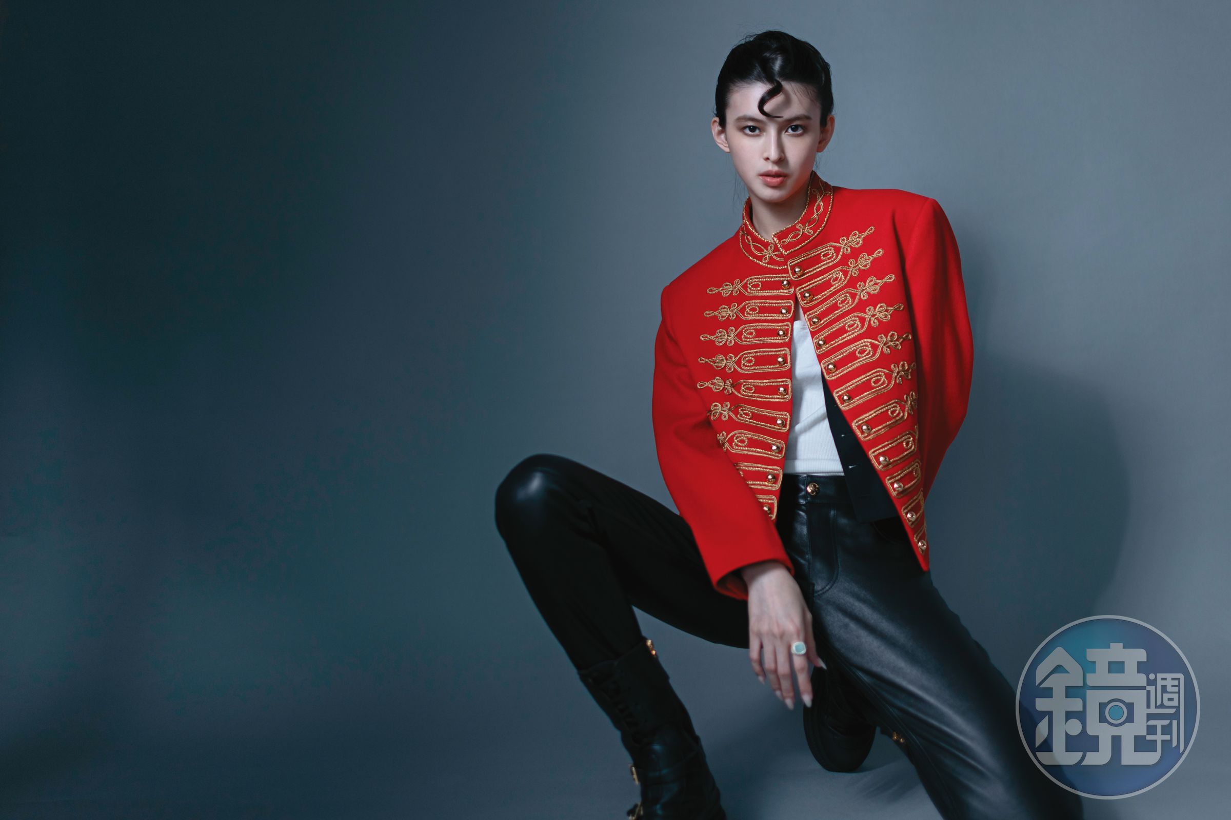 羊毛軍裝外套，NT$170,000，by CELINE BY HEDI SLIMANE；羊毛斜紋西裝背心，價格店洽，by CELINE BY HEDI SLIMANE；坦克背心，價格店洽，by CELINE BY HEDI SLIMANE；彈性羊皮緊身牛仔褲，NT$99,000，by CELINE BY HEDI SLIMANE；厚底騎士靴，NT$52,000，by FENDI；孔雀石圖章戒指，NT$5,500，by APM MONACO。