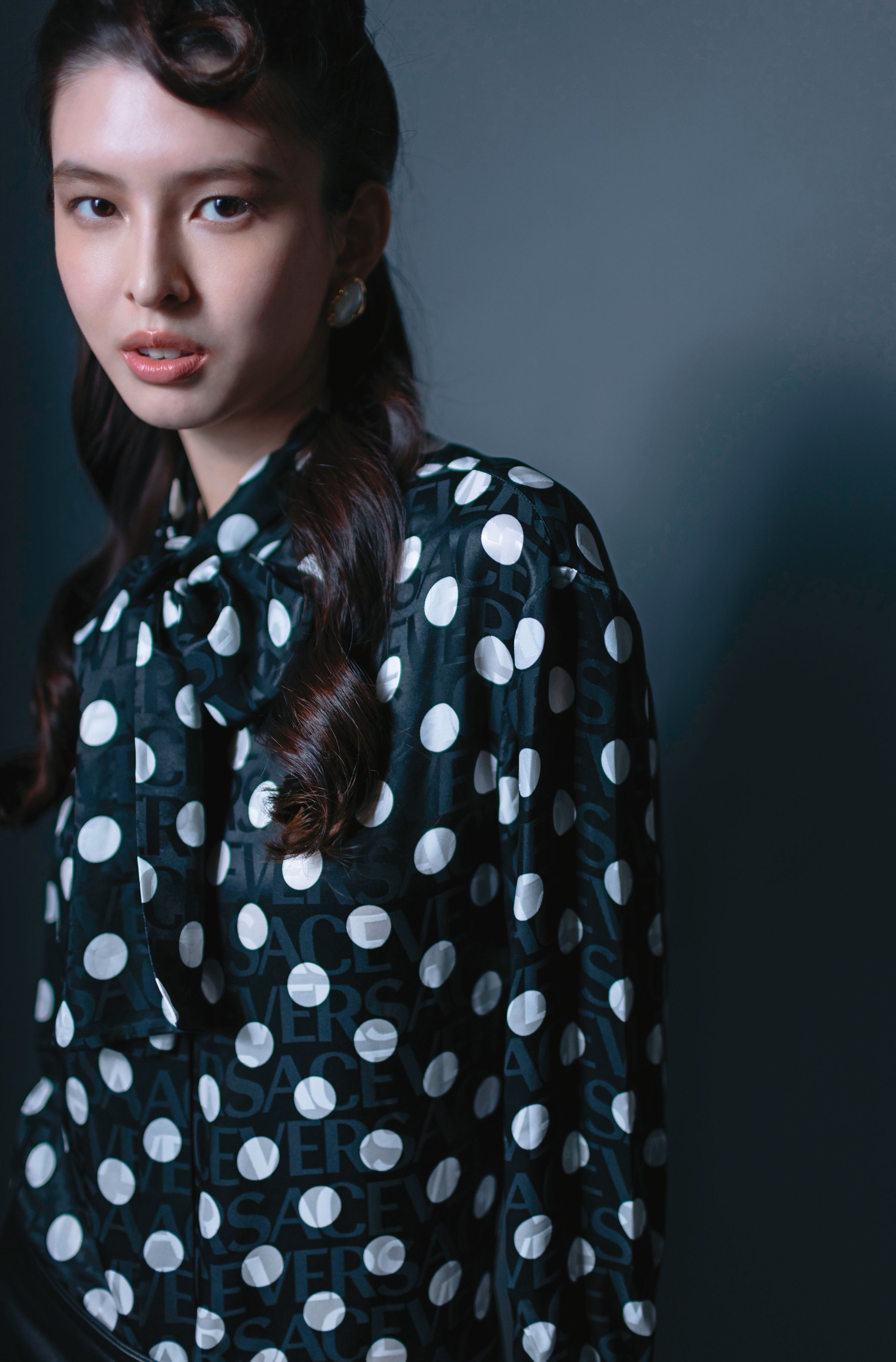 Polka Dot襯衫，NT$62,000，by VERSACE；Sybil珍珠耳環，NT$18,000，by Chloé。