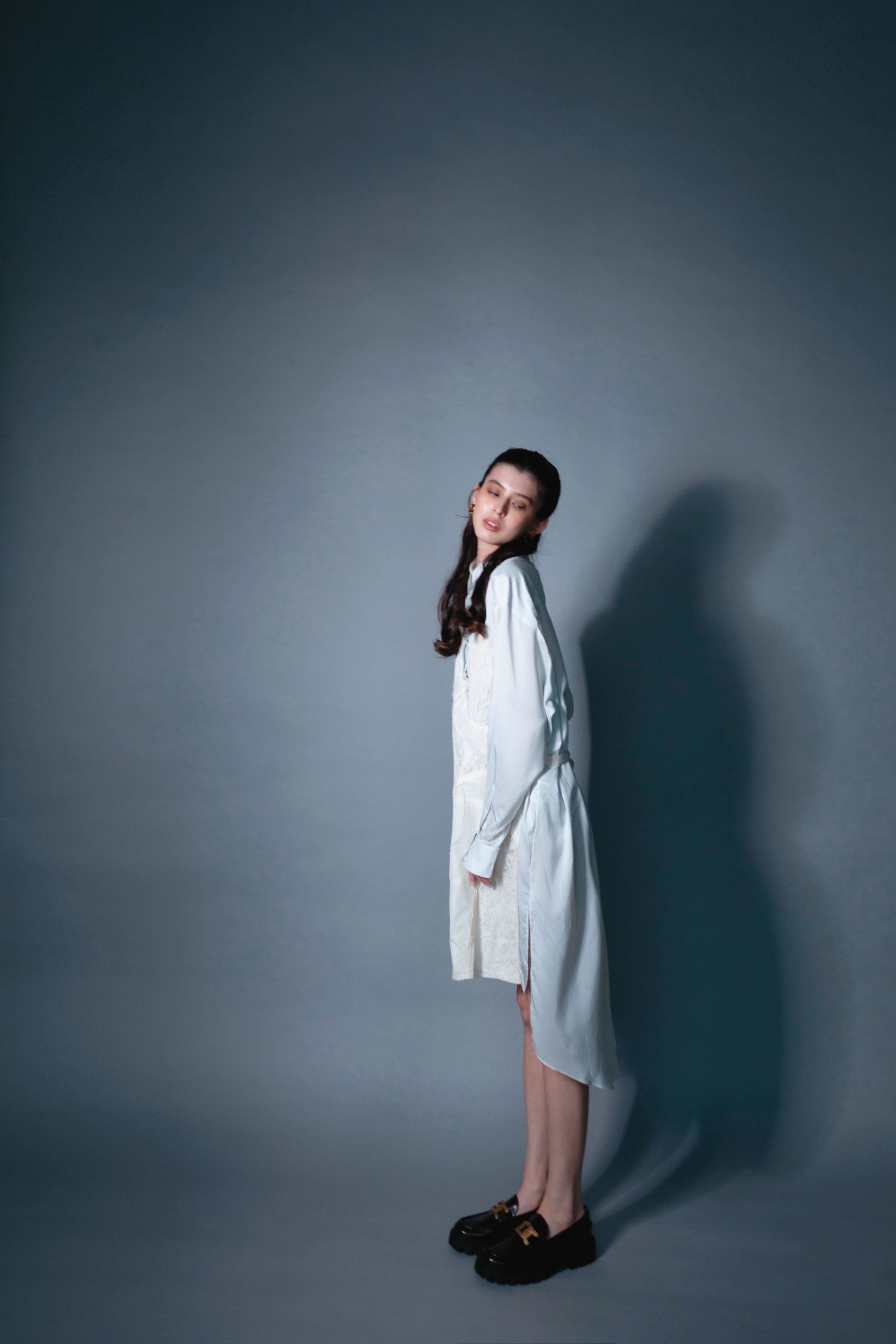 蕾絲襯衫式洋裝，NT$106,000，by FENDI；酒紅色厚底樂福鞋，NT$31,800，by TOD'S；Marcie耳環，NT$19,500，by Chloé。