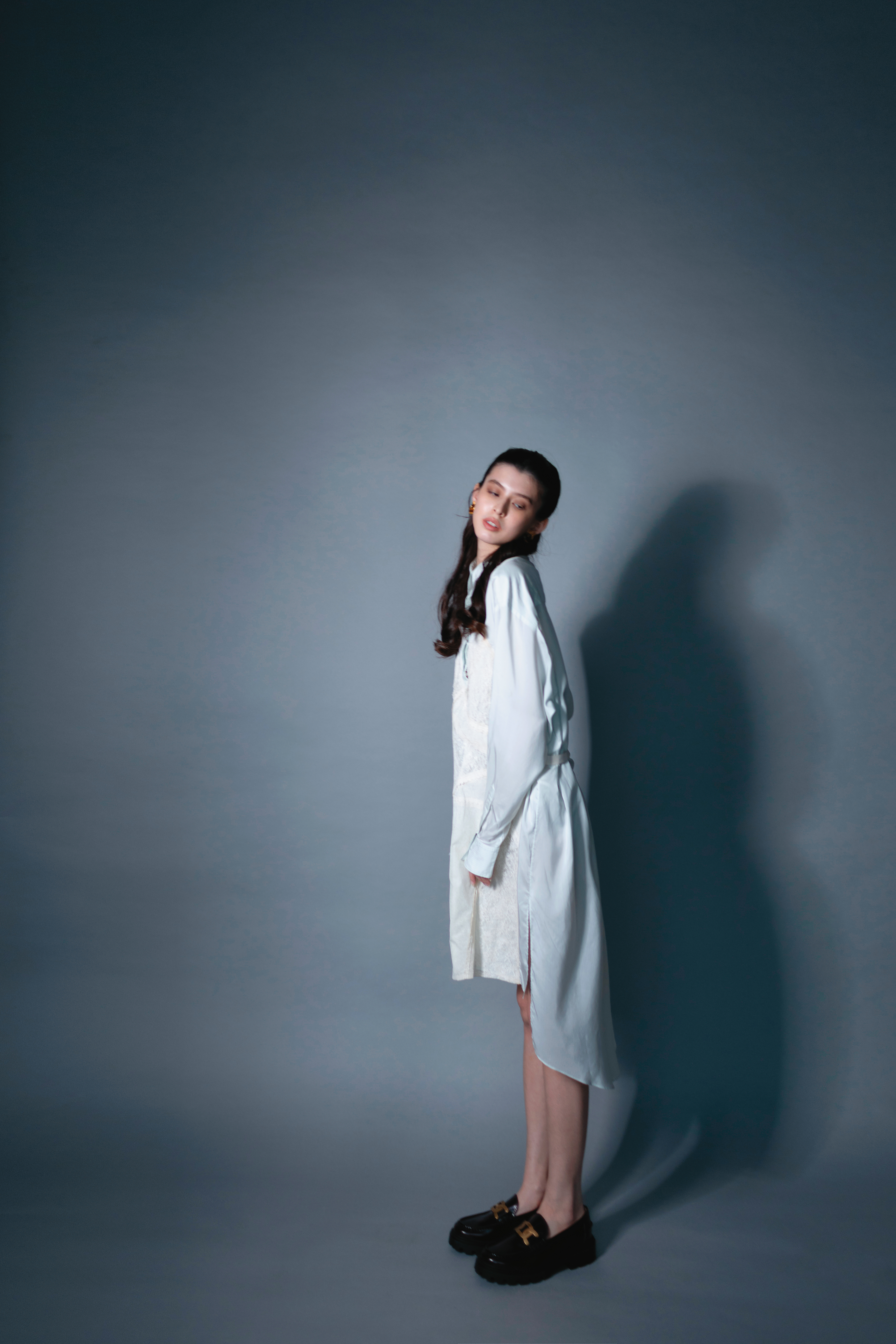 蕾絲襯衫式洋裝，NT$106,000，by FENDI；酒紅色厚底樂福鞋，NT$31,800，by TOD'S；Marcie耳環，NT$19,500，by Chloé。
