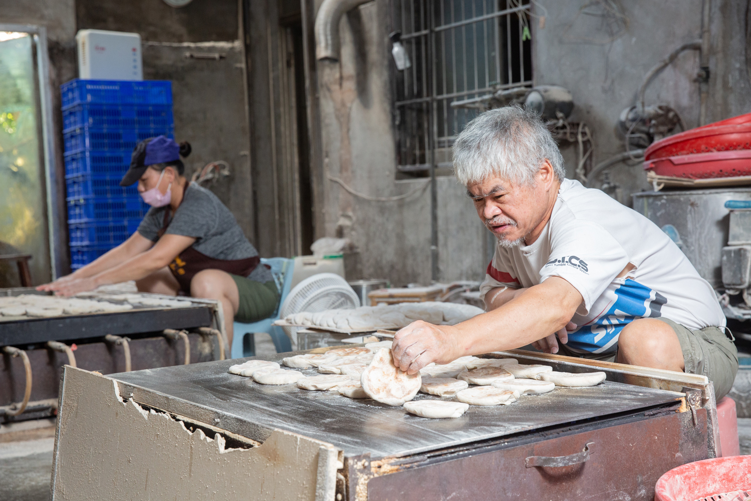 只有國中學歷的楊水龍，從小跟著父親做餅，經營的德龍商店現在是全台僅存製作水潤餅的業者。