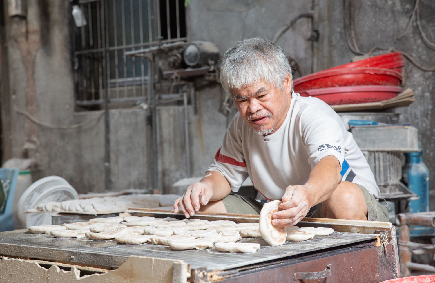 只有國中學歷的楊水龍，從小跟著父親做餅，經營的德龍商店現在是全台僅存製作水潤餅的業者。