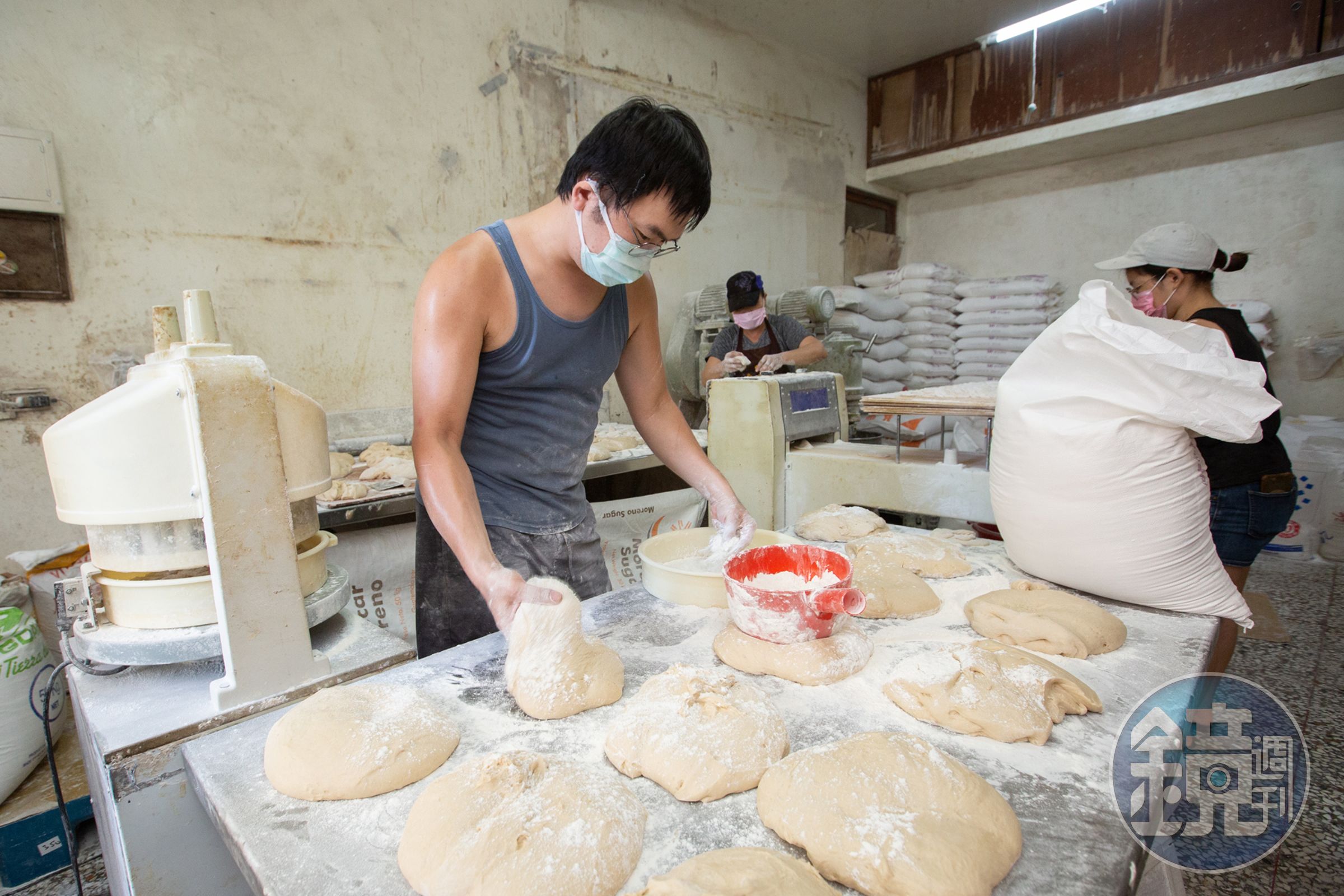 黃岱彥主要負責揉麵、分割麵團等較為粗重的工作，再交給楊佳諭壓平、乾煎。