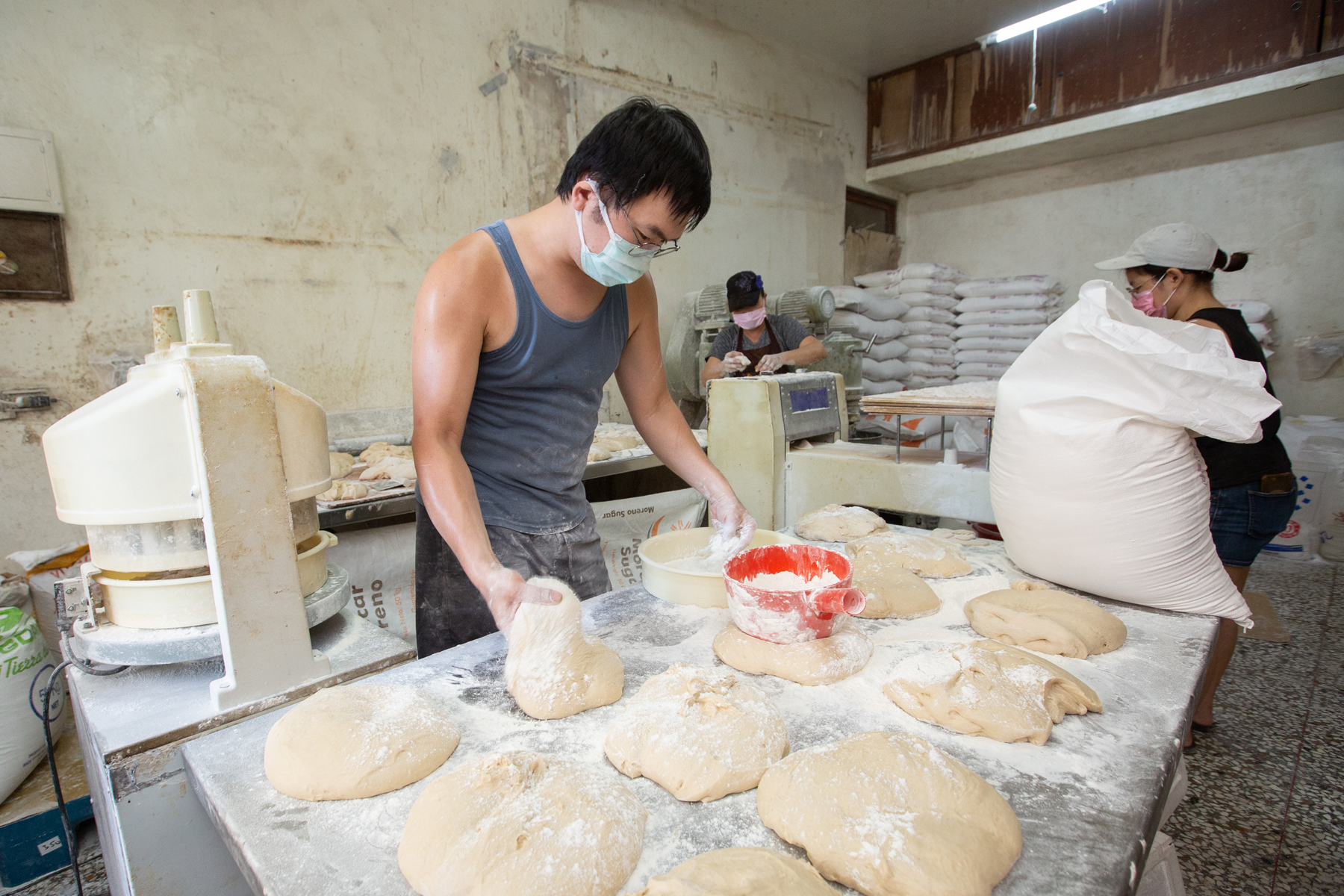 黃岱彥主要負責揉麵、分割麵團等較為粗重的工作,再交給楊佳諭壓平、乾煎。