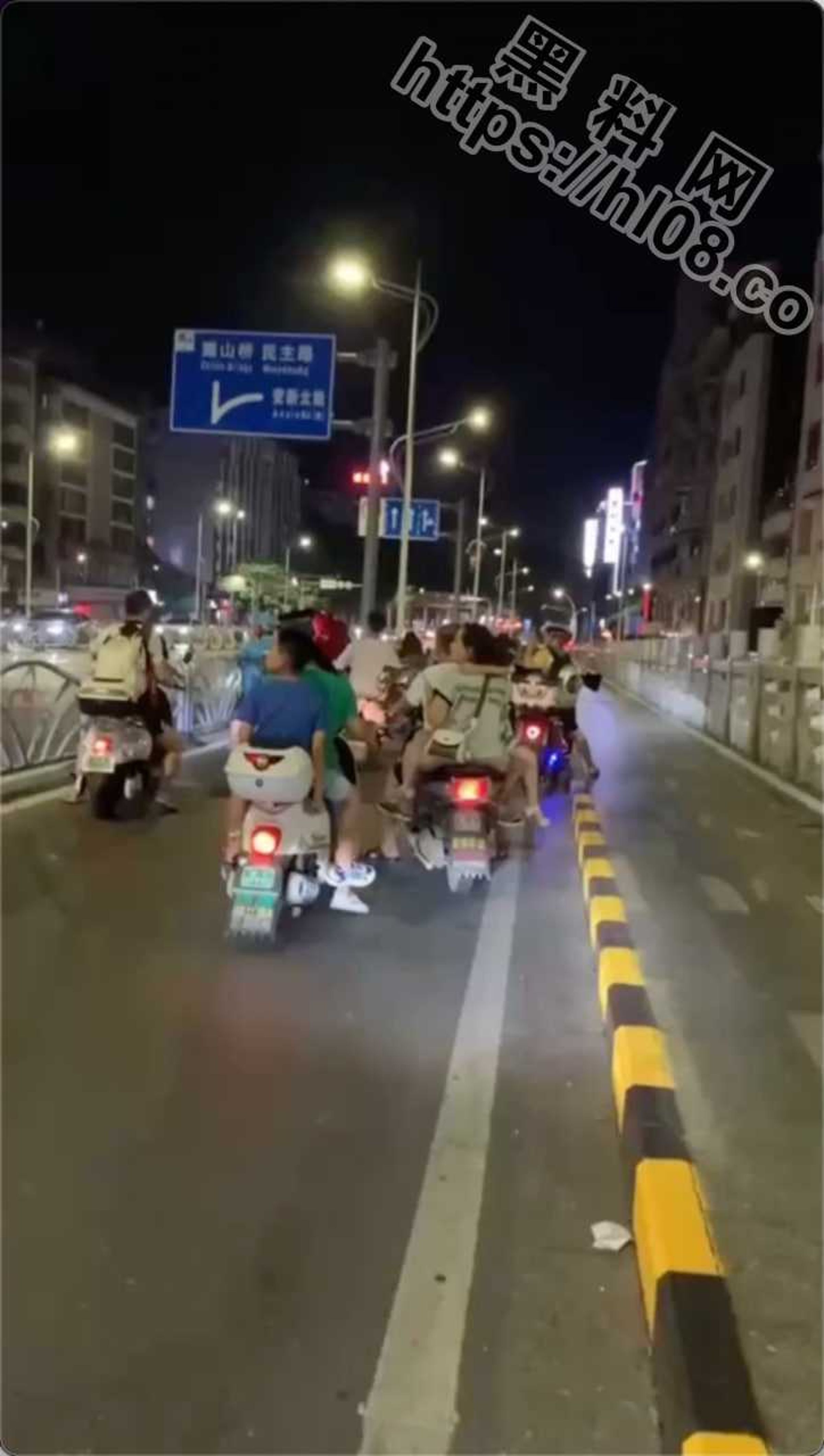 騎車經過的騎士們，紛紛駐足觀看。（翻自《黑料網》）