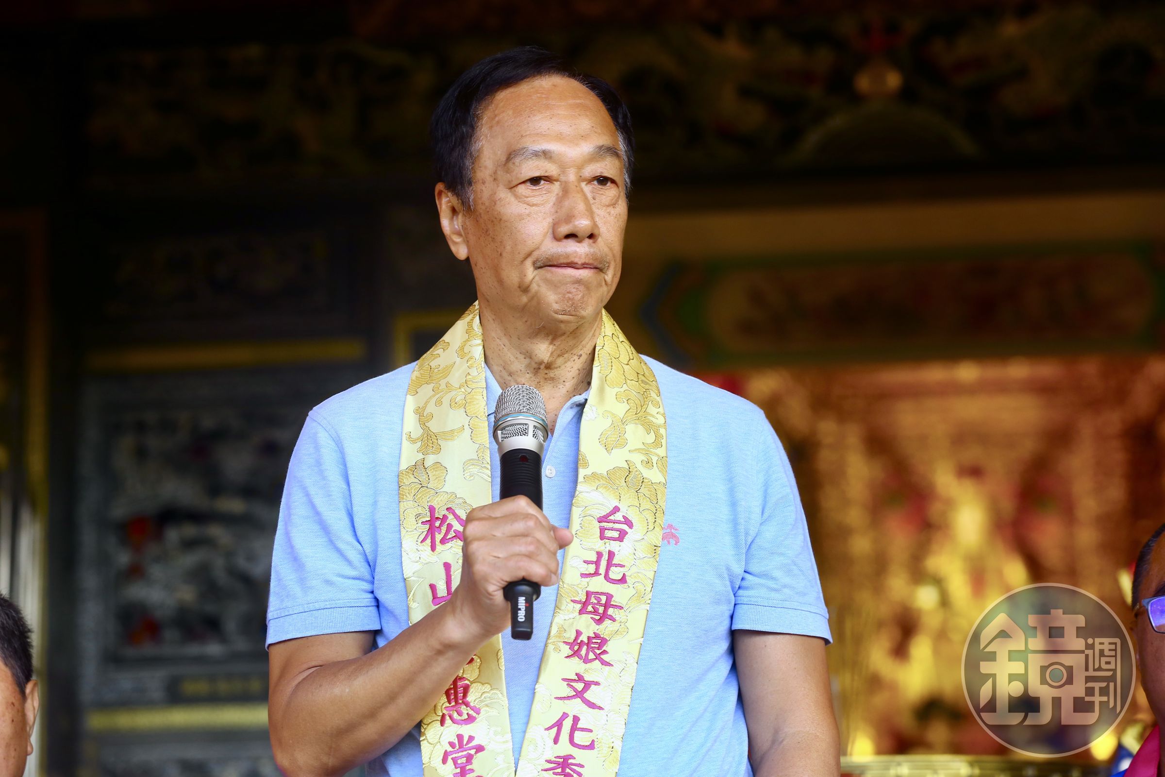郭台銘今在新北土城五股先帝廟口開講,語出驚人「我無黨無派,我出來選,大家給我相挺好嗎?」但後來又改口是民意調查。(本刊資料照)