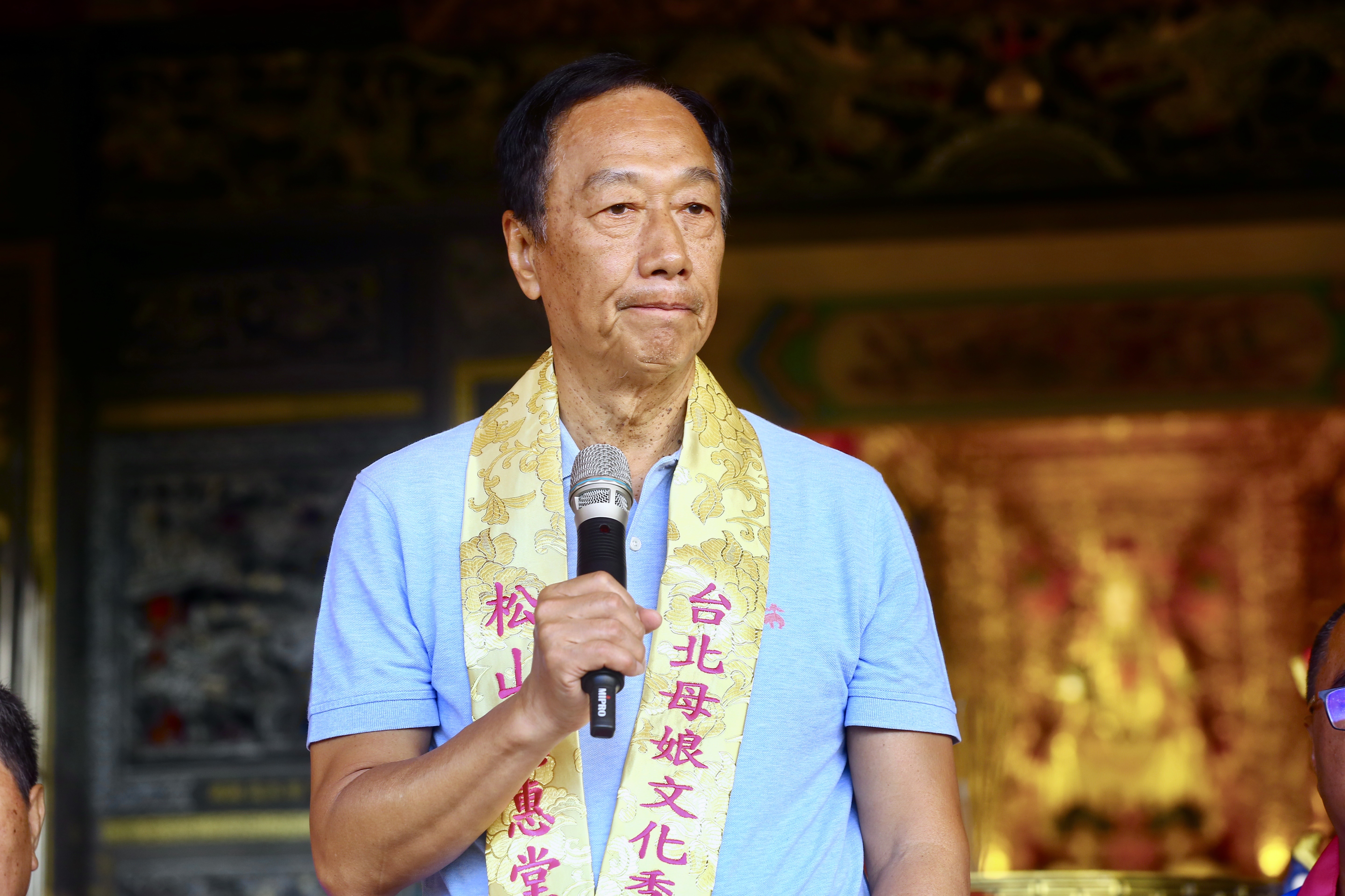 郭台銘今在新北土城五股先帝廟口開講，語出驚人「我無黨無派，我出來選，大家給我相挺好嗎？」但後來又改口是民意調查。（本刊資料照）