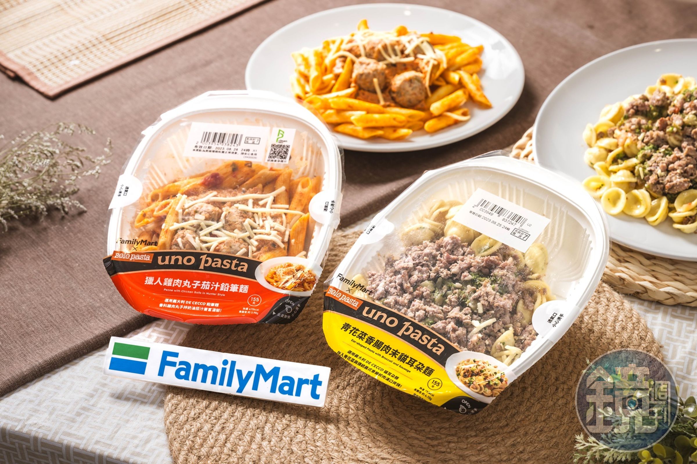 Solo Pasta的「獵人雞肉丸子茄汁鉛筆麵」同樣使用(左)進口De Cecco麵體,搭配天然酸爽醬汁。(155元/份,全家提供)