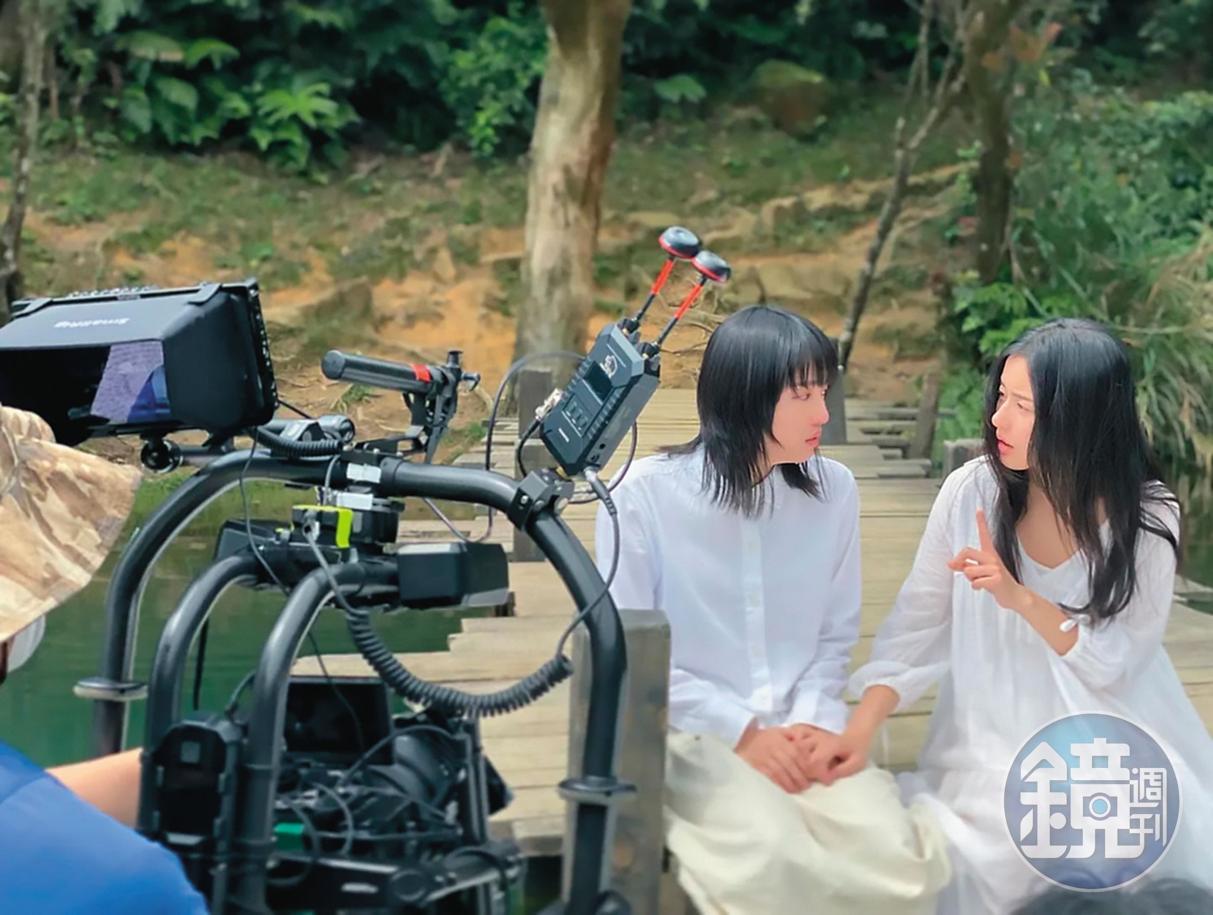 廖曉彤（右）曾為吳克群拍攝新歌〈咁有風在吹〉MV，跟另一女角下水濕身拍攝。（翻攝自eunice_hiddensound IG）