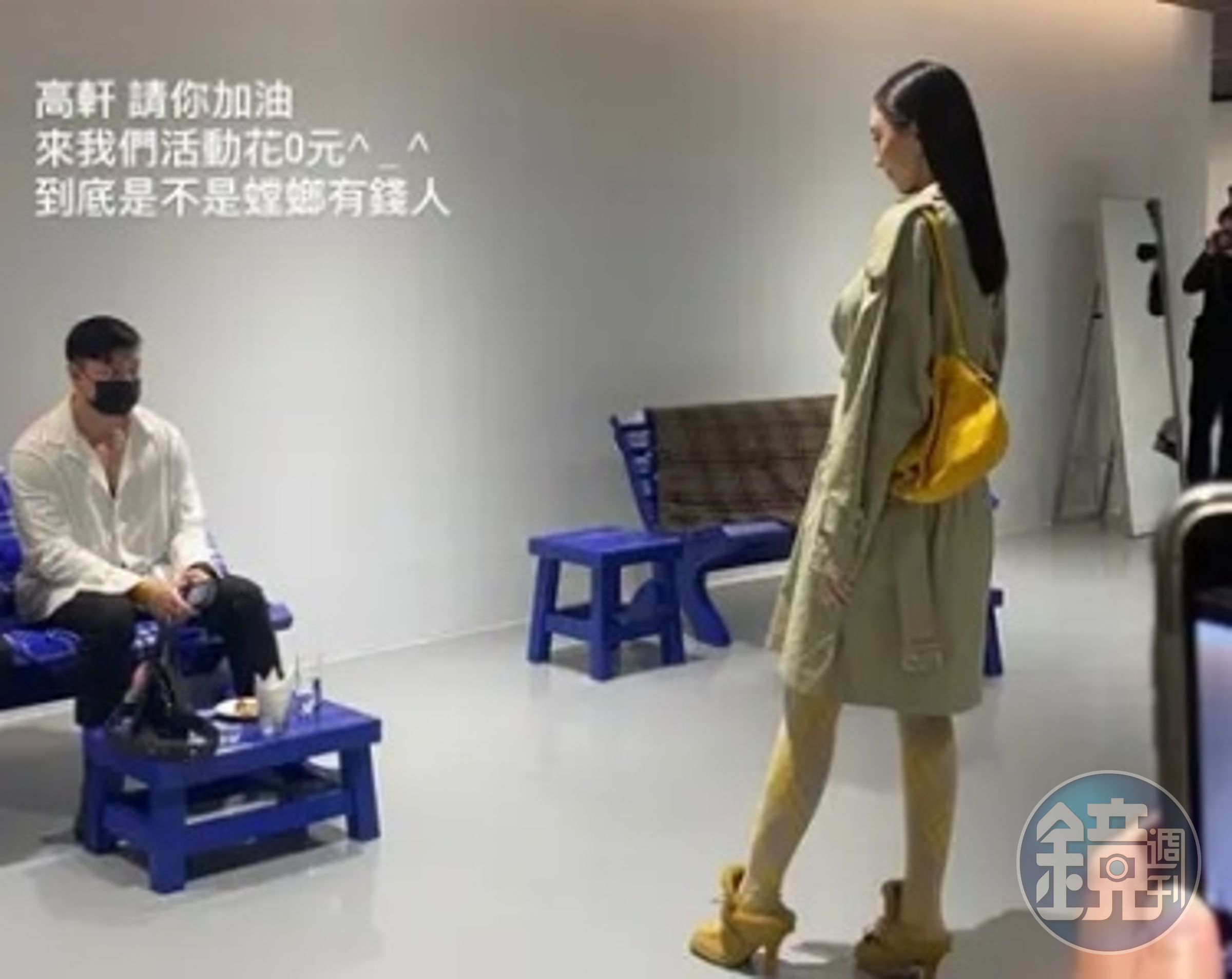 網紅高軒（左）出席Burberry新品活動，沒想到被現場員工偷拍公審，引起時尚網紅圈軒然大波。（翻攝自Dcard）